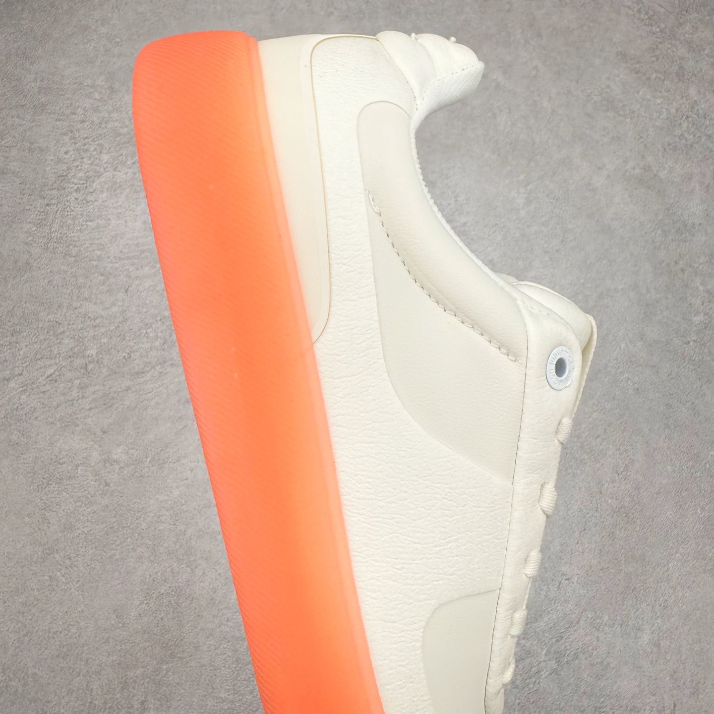 图片[6]-＃K1 lululemon Cityverse 露露乐檬极简主义减震耐磨低帮生活休闲鞋 Cityverse将运动性能融入经典休闲鞋中，中底提供出色缓震，并贴合足部曲线，带来全天候的舒适感。鞋面采用两种材质拼接，且前半部分采用热熔压胶处理，无任何缝线，保留了鞋身整体性。模制泡沫的鞋垫带来上乘的脚感，在平日休闲穿着时不会磨脚，也能提供轻质软弹的效果。25年来，lululemon一直秉持“感受为先”的设计理念，并相信更好的感受带来更好的表现。此次男鞋的设计亦是如此。投入多年研究，针对男性在不同运动场景中的脚步形态设计了不同鞋履款式。同时，还进行了生物力学与形态学研究，为“他”带来更好的贴合度和感受。尺码：36 36.5 37.5 38 38.5 39 40 40.5 41 42 42.5 43 44 44.5 45-选品中心