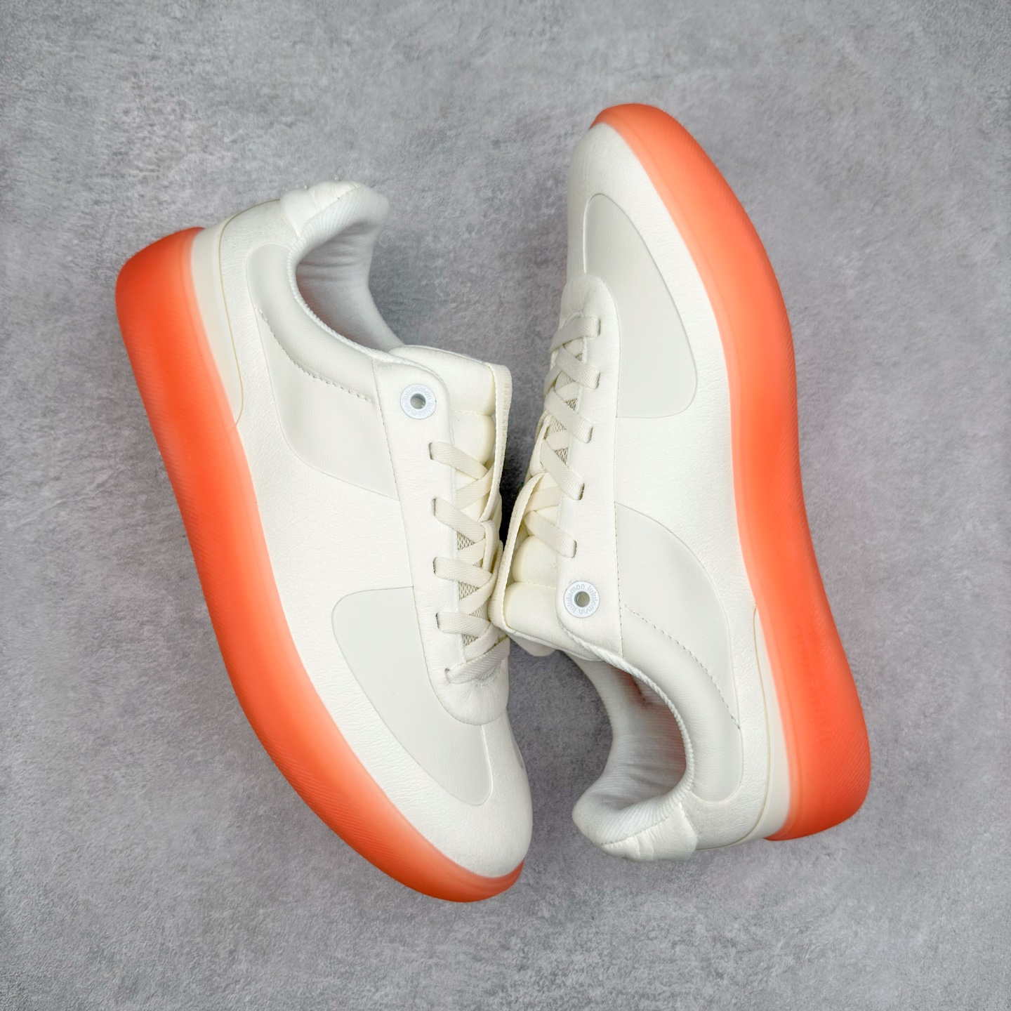 图片[3]-＃K1 lululemon Cityverse 露露乐檬极简主义减震耐磨低帮生活休闲鞋 Cityverse将运动性能融入经典休闲鞋中，中底提供出色缓震，并贴合足部曲线，带来全天候的舒适感。鞋面采用两种材质拼接，且前半部分采用热熔压胶处理，无任何缝线，保留了鞋身整体性。模制泡沫的鞋垫带来上乘的脚感，在平日休闲穿着时不会磨脚，也能提供轻质软弹的效果。25年来，lululemon一直秉持“感受为先”的设计理念，并相信更好的感受带来更好的表现。此次男鞋的设计亦是如此。投入多年研究，针对男性在不同运动场景中的脚步形态设计了不同鞋履款式。同时，还进行了生物力学与形态学研究，为“他”带来更好的贴合度和感受。尺码：36 36.5 37.5 38 38.5 39 40 40.5 41 42 42.5 43 44 44.5 45-选品中心