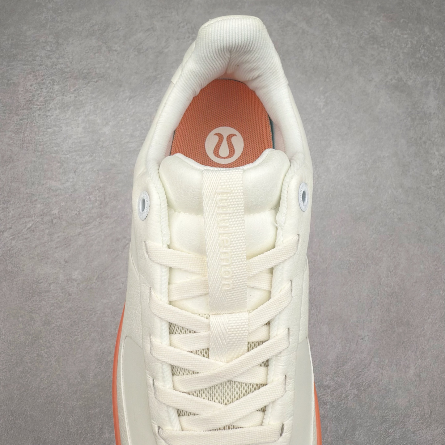 图片[5]-＃K1 lululemon Cityverse 露露乐檬极简主义减震耐磨低帮生活休闲鞋 Cityverse将运动性能融入经典休闲鞋中，中底提供出色缓震，并贴合足部曲线，带来全天候的舒适感。鞋面采用两种材质拼接，且前半部分采用热熔压胶处理，无任何缝线，保留了鞋身整体性。模制泡沫的鞋垫带来上乘的脚感，在平日休闲穿着时不会磨脚，也能提供轻质软弹的效果。25年来，lululemon一直秉持“感受为先”的设计理念，并相信更好的感受带来更好的表现。此次男鞋的设计亦是如此。投入多年研究，针对男性在不同运动场景中的脚步形态设计了不同鞋履款式。同时，还进行了生物力学与形态学研究，为“他”带来更好的贴合度和感受。尺码：36 36.5 37.5 38 38.5 39 40 40.5 41 42 42.5 43 44 44.5 45-选品中心