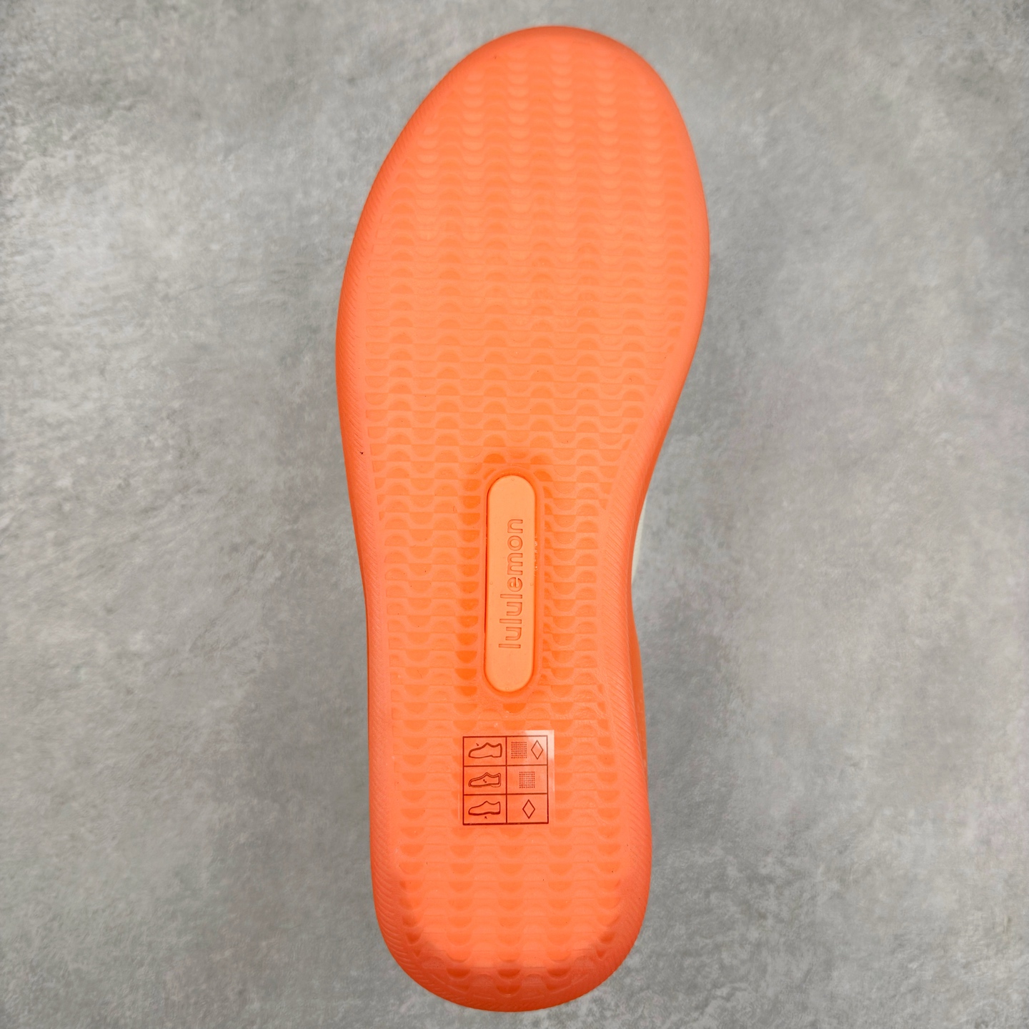 图片[9]-＃K1 lululemon Cityverse 露露乐檬极简主义减震耐磨低帮生活休闲鞋 Cityverse将运动性能融入经典休闲鞋中，中底提供出色缓震，并贴合足部曲线，带来全天候的舒适感。鞋面采用两种材质拼接，且前半部分采用热熔压胶处理，无任何缝线，保留了鞋身整体性。模制泡沫的鞋垫带来上乘的脚感，在平日休闲穿着时不会磨脚，也能提供轻质软弹的效果。25年来，lululemon一直秉持“感受为先”的设计理念，并相信更好的感受带来更好的表现。此次男鞋的设计亦是如此。投入多年研究，针对男性在不同运动场景中的脚步形态设计了不同鞋履款式。同时，还进行了生物力学与形态学研究，为“他”带来更好的贴合度和感受。尺码：36 36.5 37.5 38 38.5 39 40 40.5 41 42 42.5 43 44 44.5 45-选品中心