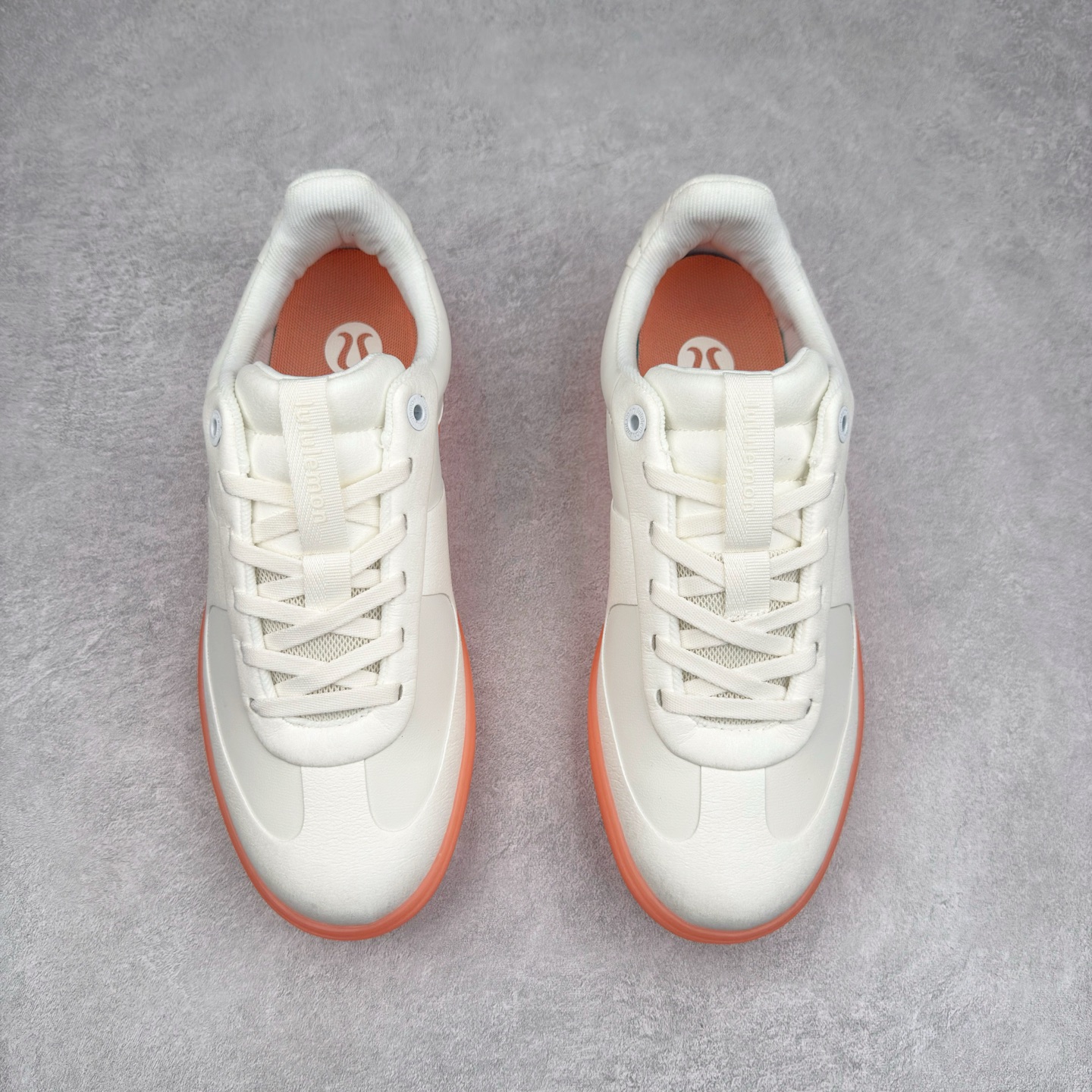 图片[2]-＃K1 lululemon Cityverse 露露乐檬极简主义减震耐磨低帮生活休闲鞋 Cityverse将运动性能融入经典休闲鞋中，中底提供出色缓震，并贴合足部曲线，带来全天候的舒适感。鞋面采用两种材质拼接，且前半部分采用热熔压胶处理，无任何缝线，保留了鞋身整体性。模制泡沫的鞋垫带来上乘的脚感，在平日休闲穿着时不会磨脚，也能提供轻质软弹的效果。25年来，lululemon一直秉持“感受为先”的设计理念，并相信更好的感受带来更好的表现。此次男鞋的设计亦是如此。投入多年研究，针对男性在不同运动场景中的脚步形态设计了不同鞋履款式。同时，还进行了生物力学与形态学研究，为“他”带来更好的贴合度和感受。尺码：36 36.5 37.5 38 38.5 39 40 40.5 41 42 42.5 43 44 44.5 45-选品中心