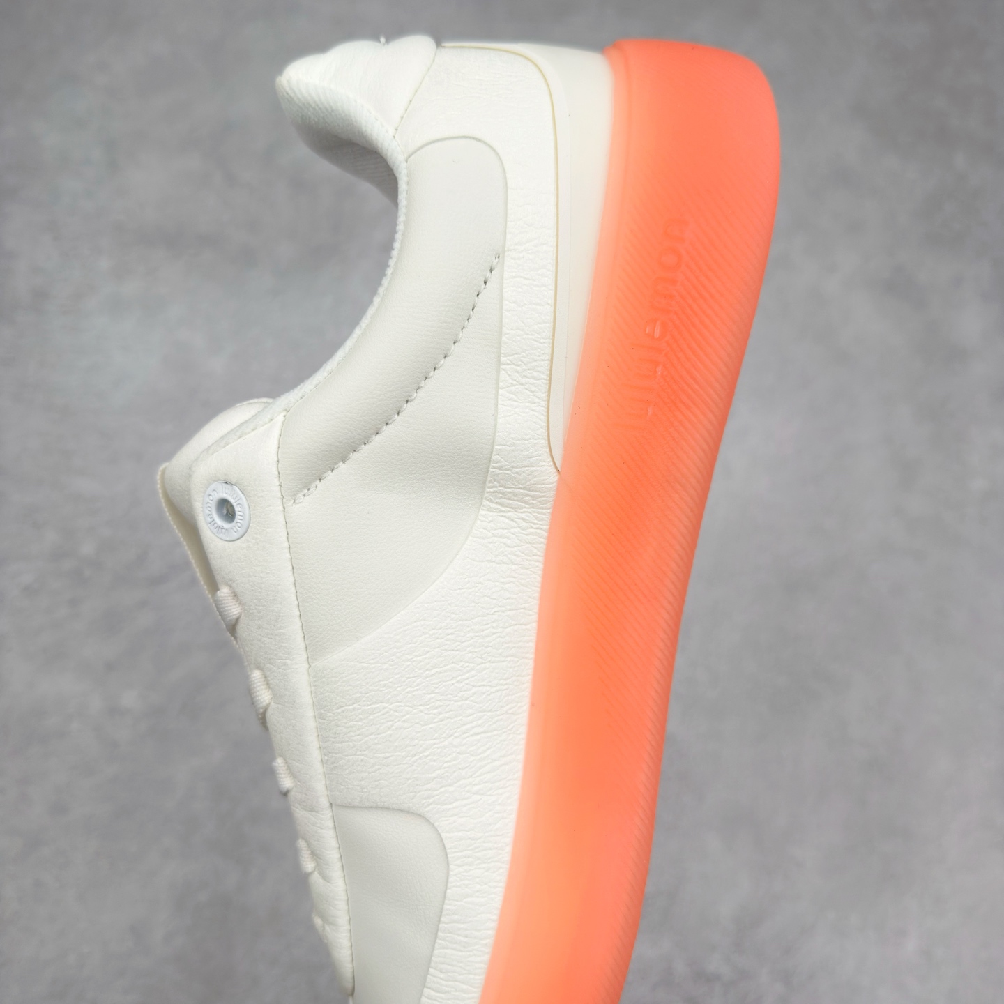 图片[7]-＃K1 lululemon Cityverse 露露乐檬极简主义减震耐磨低帮生活休闲鞋 Cityverse将运动性能融入经典休闲鞋中，中底提供出色缓震，并贴合足部曲线，带来全天候的舒适感。鞋面采用两种材质拼接，且前半部分采用热熔压胶处理，无任何缝线，保留了鞋身整体性。模制泡沫的鞋垫带来上乘的脚感，在平日休闲穿着时不会磨脚，也能提供轻质软弹的效果。25年来，lululemon一直秉持“感受为先”的设计理念，并相信更好的感受带来更好的表现。此次男鞋的设计亦是如此。投入多年研究，针对男性在不同运动场景中的脚步形态设计了不同鞋履款式。同时，还进行了生物力学与形态学研究，为“他”带来更好的贴合度和感受。尺码：36 36.5 37.5 38 38.5 39 40 40.5 41 42 42.5 43 44 44.5 45-选品中心