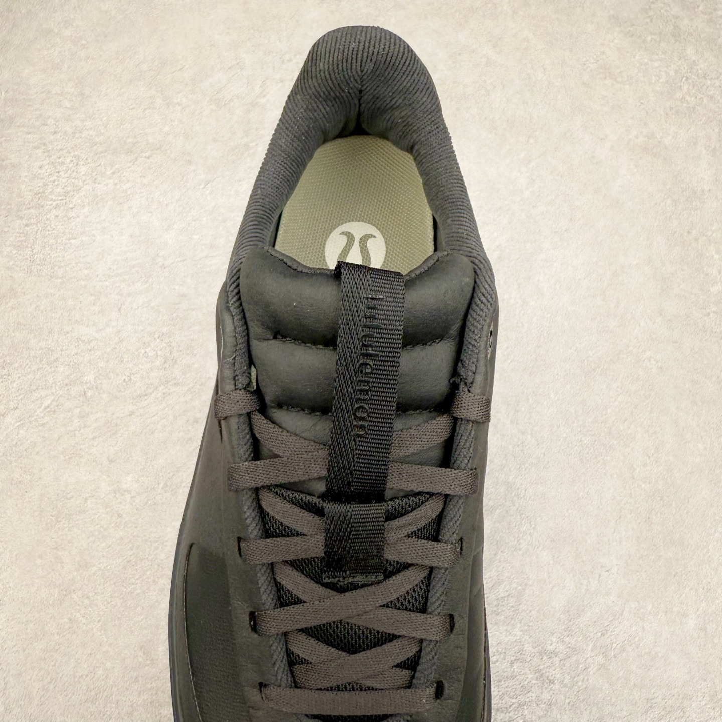 图片[5]-＃K1 lululemon Cityverse 露露乐檬极简主义减震耐磨低帮生活休闲鞋 Cityverse将运动性能融入经典休闲鞋中，中底提供出色缓震，并贴合足部曲线，带来全天候的舒适感。鞋面采用两种材质拼接，且前半部分采用热熔压胶处理，无任何缝线，保留了鞋身整体性。模制泡沫的鞋垫带来上乘的脚感，在平日休闲穿着时不会磨脚，也能提供轻质软弹的效果。25年来，lululemon一直秉持“感受为先”的设计理念，并相信更好的感受带来更好的表现。此次男鞋的设计亦是如此。投入多年研究，针对男性在不同运动场景中的脚步形态设计了不同鞋履款式。同时，还进行了生物力学与形态学研究，为“他”带来更好的贴合度和感受。尺码：36 36.5 37.5 38 38.5 39 40 40.5 41 42 42.5 43 44 44.5 45-选品中心