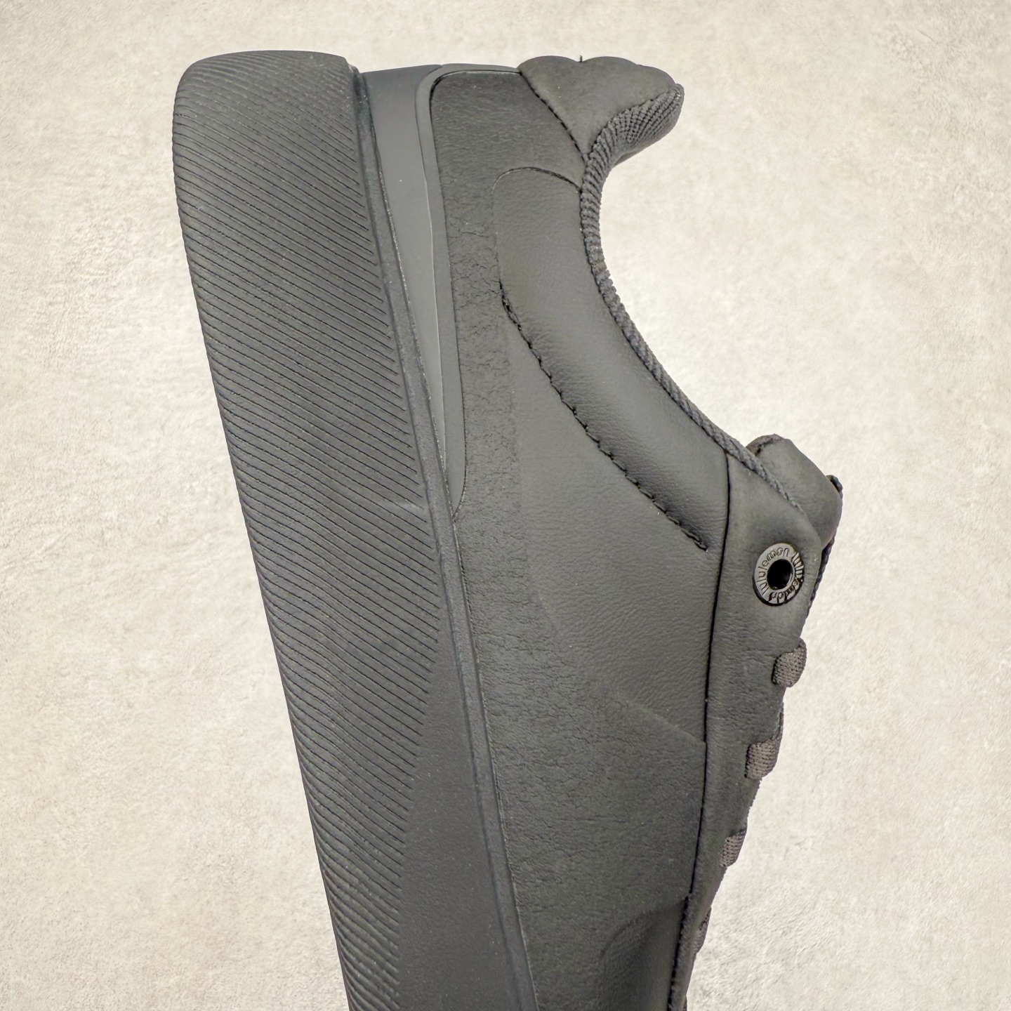 图片[6]-＃K1 lululemon Cityverse 露露乐檬极简主义减震耐磨低帮生活休闲鞋 Cityverse将运动性能融入经典休闲鞋中，中底提供出色缓震，并贴合足部曲线，带来全天候的舒适感。鞋面采用两种材质拼接，且前半部分采用热熔压胶处理，无任何缝线，保留了鞋身整体性。模制泡沫的鞋垫带来上乘的脚感，在平日休闲穿着时不会磨脚，也能提供轻质软弹的效果。25年来，lululemon一直秉持“感受为先”的设计理念，并相信更好的感受带来更好的表现。此次男鞋的设计亦是如此。投入多年研究，针对男性在不同运动场景中的脚步形态设计了不同鞋履款式。同时，还进行了生物力学与形态学研究，为“他”带来更好的贴合度和感受。尺码：36 36.5 37.5 38 38.5 39 40 40.5 41 42 42.5 43 44 44.5 45-选品中心