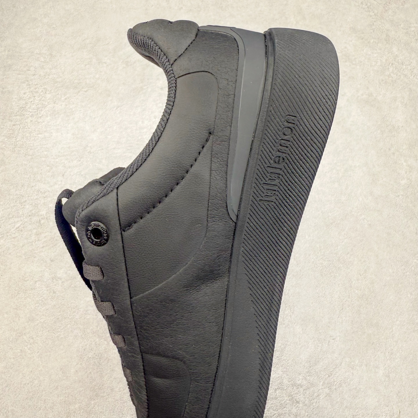 图片[7]-＃K1 lululemon Cityverse 露露乐檬极简主义减震耐磨低帮生活休闲鞋 Cityverse将运动性能融入经典休闲鞋中，中底提供出色缓震，并贴合足部曲线，带来全天候的舒适感。鞋面采用两种材质拼接，且前半部分采用热熔压胶处理，无任何缝线，保留了鞋身整体性。模制泡沫的鞋垫带来上乘的脚感，在平日休闲穿着时不会磨脚，也能提供轻质软弹的效果。25年来，lululemon一直秉持“感受为先”的设计理念，并相信更好的感受带来更好的表现。此次男鞋的设计亦是如此。投入多年研究，针对男性在不同运动场景中的脚步形态设计了不同鞋履款式。同时，还进行了生物力学与形态学研究，为“他”带来更好的贴合度和感受。尺码：36 36.5 37.5 38 38.5 39 40 40.5 41 42 42.5 43 44 44.5 45-选品中心