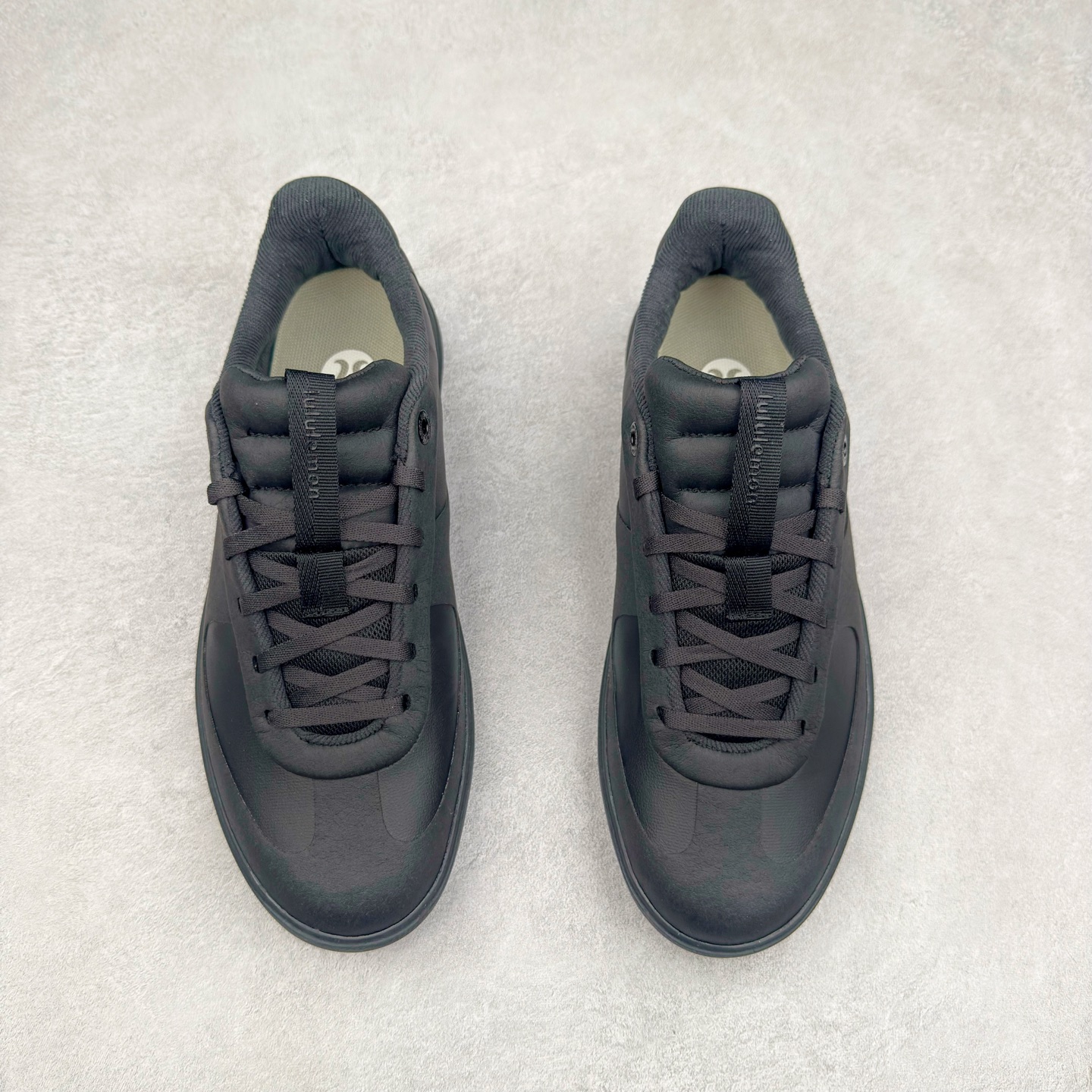 图片[2]-＃K1 lululemon Cityverse 露露乐檬极简主义减震耐磨低帮生活休闲鞋 Cityverse将运动性能融入经典休闲鞋中，中底提供出色缓震，并贴合足部曲线，带来全天候的舒适感。鞋面采用两种材质拼接，且前半部分采用热熔压胶处理，无任何缝线，保留了鞋身整体性。模制泡沫的鞋垫带来上乘的脚感，在平日休闲穿着时不会磨脚，也能提供轻质软弹的效果。25年来，lululemon一直秉持“感受为先”的设计理念，并相信更好的感受带来更好的表现。此次男鞋的设计亦是如此。投入多年研究，针对男性在不同运动场景中的脚步形态设计了不同鞋履款式。同时，还进行了生物力学与形态学研究，为“他”带来更好的贴合度和感受。尺码：36 36.5 37.5 38 38.5 39 40 40.5 41 42 42.5 43 44 44.5 45-选品中心