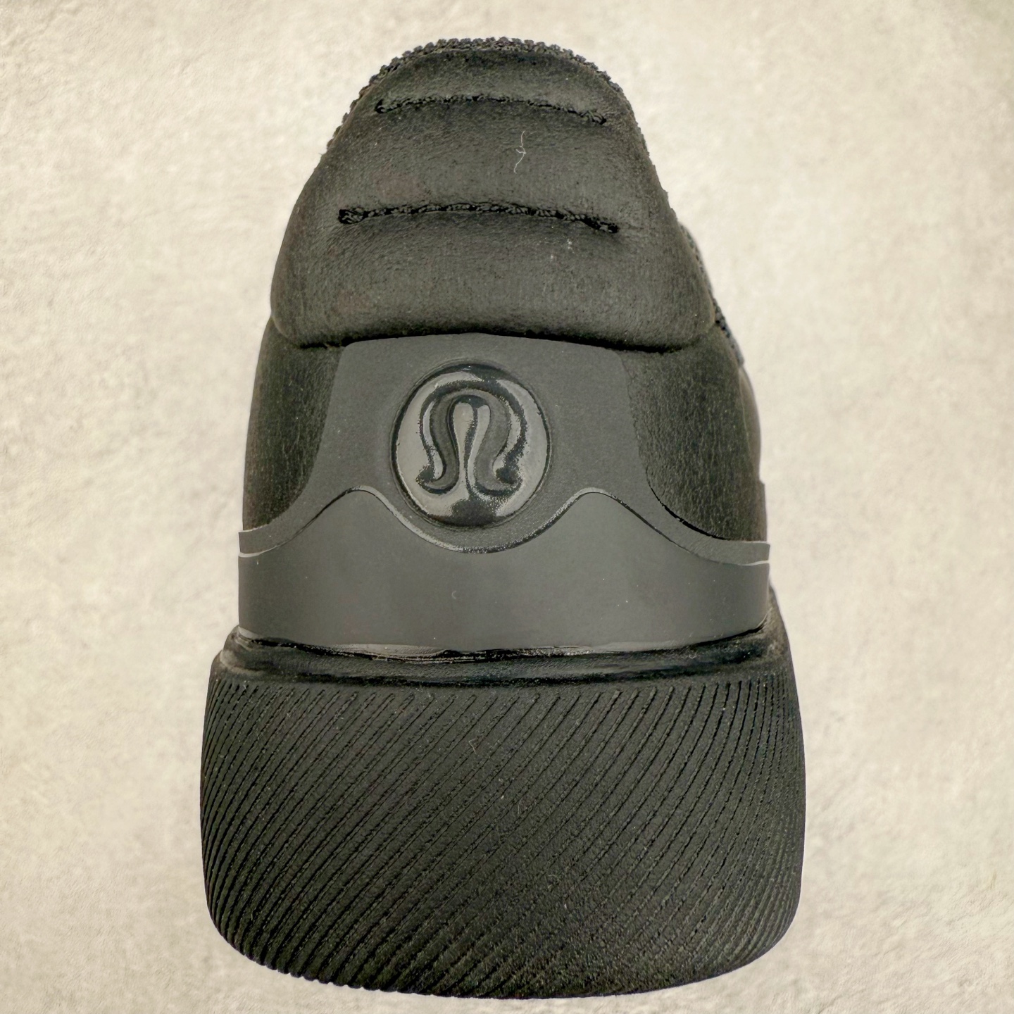 图片[8]-＃K1 lululemon Cityverse 露露乐檬极简主义减震耐磨低帮生活休闲鞋 Cityverse将运动性能融入经典休闲鞋中，中底提供出色缓震，并贴合足部曲线，带来全天候的舒适感。鞋面采用两种材质拼接，且前半部分采用热熔压胶处理，无任何缝线，保留了鞋身整体性。模制泡沫的鞋垫带来上乘的脚感，在平日休闲穿着时不会磨脚，也能提供轻质软弹的效果。25年来，lululemon一直秉持“感受为先”的设计理念，并相信更好的感受带来更好的表现。此次男鞋的设计亦是如此。投入多年研究，针对男性在不同运动场景中的脚步形态设计了不同鞋履款式。同时，还进行了生物力学与形态学研究，为“他”带来更好的贴合度和感受。尺码：36 36.5 37.5 38 38.5 39 40 40.5 41 42 42.5 43 44 44.5 45-选品中心