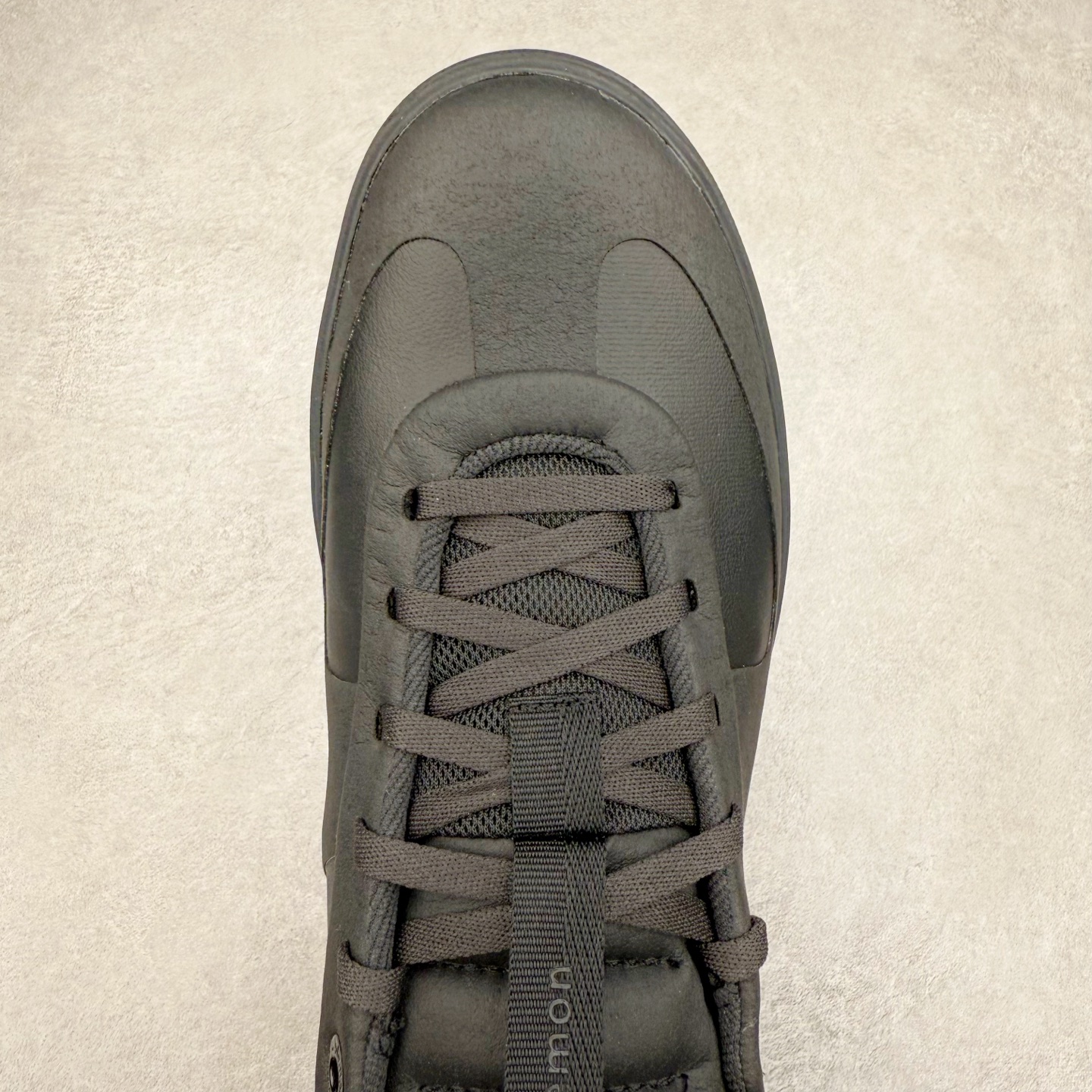 图片[4]-＃K1 lululemon Cityverse 露露乐檬极简主义减震耐磨低帮生活休闲鞋 Cityverse将运动性能融入经典休闲鞋中，中底提供出色缓震，并贴合足部曲线，带来全天候的舒适感。鞋面采用两种材质拼接，且前半部分采用热熔压胶处理，无任何缝线，保留了鞋身整体性。模制泡沫的鞋垫带来上乘的脚感，在平日休闲穿着时不会磨脚，也能提供轻质软弹的效果。25年来，lululemon一直秉持“感受为先”的设计理念，并相信更好的感受带来更好的表现。此次男鞋的设计亦是如此。投入多年研究，针对男性在不同运动场景中的脚步形态设计了不同鞋履款式。同时，还进行了生物力学与形态学研究，为“他”带来更好的贴合度和感受。尺码：36 36.5 37.5 38 38.5 39 40 40.5 41 42 42.5 43 44 44.5 45-选品中心