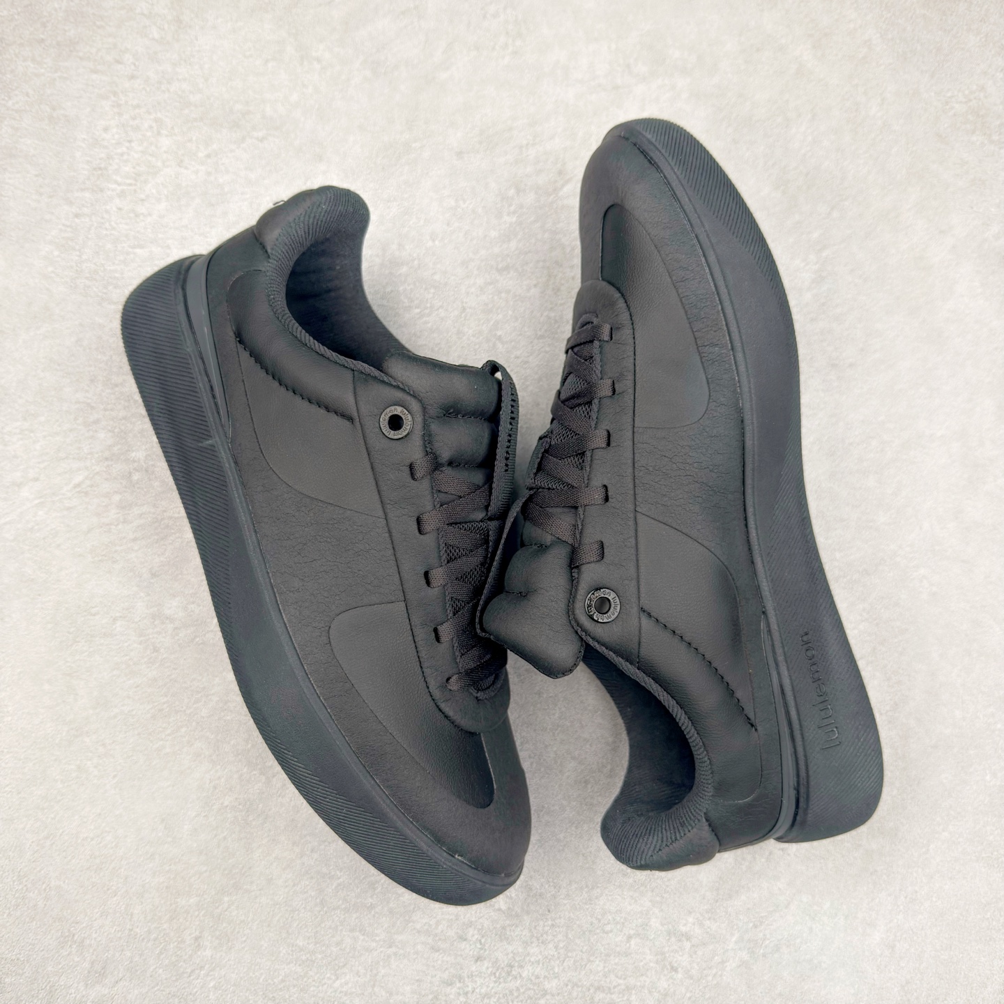 图片[3]-＃K1 lululemon Cityverse 露露乐檬极简主义减震耐磨低帮生活休闲鞋 Cityverse将运动性能融入经典休闲鞋中，中底提供出色缓震，并贴合足部曲线，带来全天候的舒适感。鞋面采用两种材质拼接，且前半部分采用热熔压胶处理，无任何缝线，保留了鞋身整体性。模制泡沫的鞋垫带来上乘的脚感，在平日休闲穿着时不会磨脚，也能提供轻质软弹的效果。25年来，lululemon一直秉持“感受为先”的设计理念，并相信更好的感受带来更好的表现。此次男鞋的设计亦是如此。投入多年研究，针对男性在不同运动场景中的脚步形态设计了不同鞋履款式。同时，还进行了生物力学与形态学研究，为“他”带来更好的贴合度和感受。尺码：36 36.5 37.5 38 38.5 39 40 40.5 41 42 42.5 43 44 44.5 45-选品中心