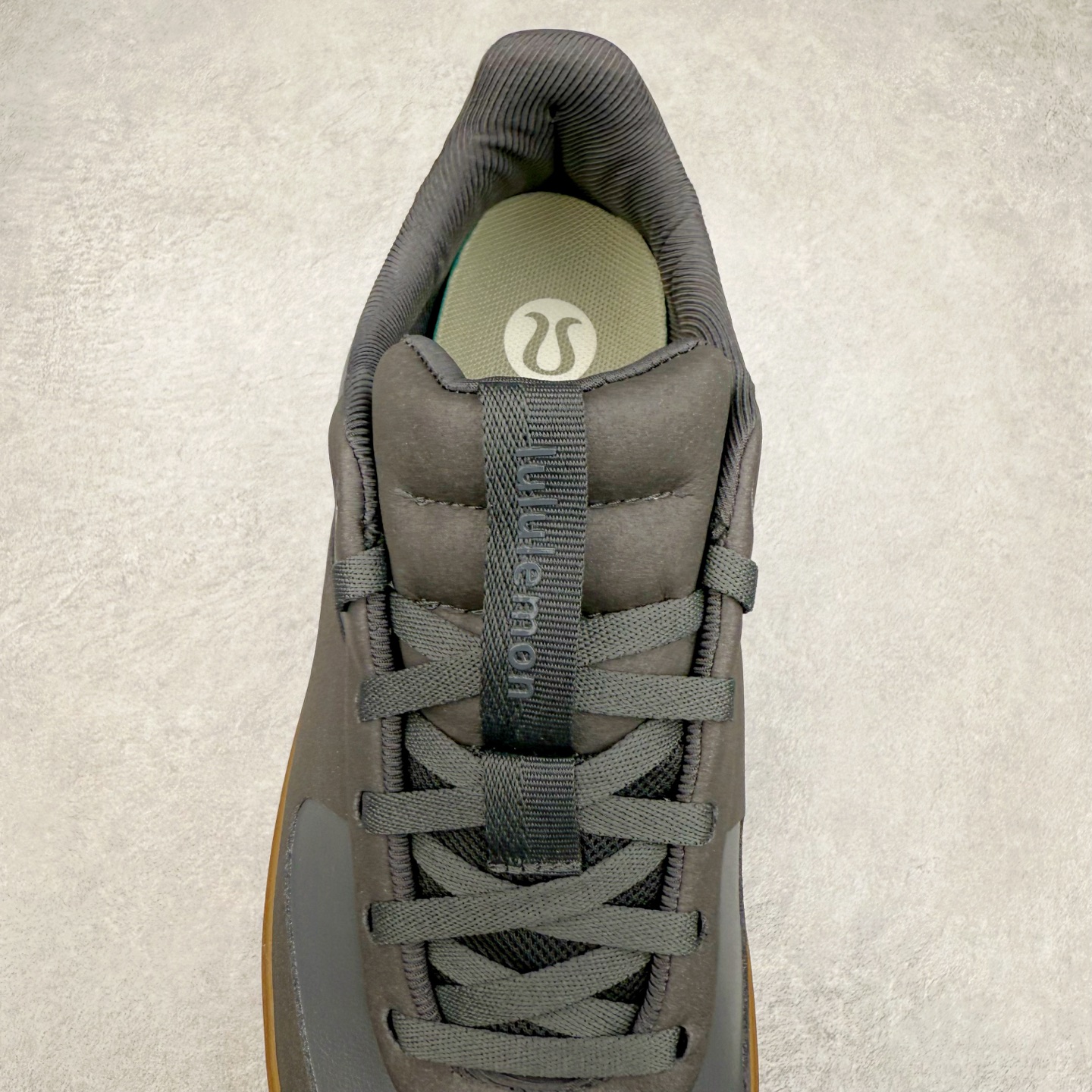 图片[5]-＃K1 lululemon Cityverse 露露乐檬极简主义减震耐磨低帮生活休闲鞋 Cityverse将运动性能融入经典休闲鞋中，中底提供出色缓震，并贴合足部曲线，带来全天候的舒适感。鞋面采用两种材质拼接，且前半部分采用热熔压胶处理，无任何缝线，保留了鞋身整体性。模制泡沫的鞋垫带来上乘的脚感，在平日休闲穿着时不会磨脚，也能提供轻质软弹的效果。25年来，lululemon一直秉持“感受为先”的设计理念，并相信更好的感受带来更好的表现。此次男鞋的设计亦是如此。投入多年研究，针对男性在不同运动场景中的脚步形态设计了不同鞋履款式。同时，还进行了生物力学与形态学研究，为“他”带来更好的贴合度和感受。尺码：36 36.5 37.5 38 38.5 39 40 40.5 41 42 42.5 43 44 44.5 45-选品中心