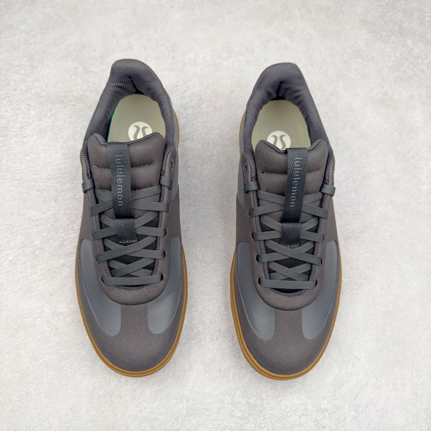 图片[2]-＃K1 lululemon Cityverse 露露乐檬极简主义减震耐磨低帮生活休闲鞋 Cityverse将运动性能融入经典休闲鞋中，中底提供出色缓震，并贴合足部曲线，带来全天候的舒适感。鞋面采用两种材质拼接，且前半部分采用热熔压胶处理，无任何缝线，保留了鞋身整体性。模制泡沫的鞋垫带来上乘的脚感，在平日休闲穿着时不会磨脚，也能提供轻质软弹的效果。25年来，lululemon一直秉持“感受为先”的设计理念，并相信更好的感受带来更好的表现。此次男鞋的设计亦是如此。投入多年研究，针对男性在不同运动场景中的脚步形态设计了不同鞋履款式。同时，还进行了生物力学与形态学研究，为“他”带来更好的贴合度和感受。尺码：36 36.5 37.5 38 38.5 39 40 40.5 41 42 42.5 43 44 44.5 45-选品中心