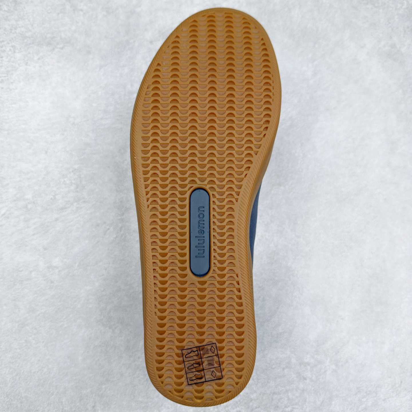 图片[9]-＃K1 lululemon Cityverse 露露乐檬极简主义减震耐磨低帮生活休闲鞋 Cityverse将运动性能融入经典休闲鞋中，中底提供出色缓震，并贴合足部曲线，带来全天候的舒适感。鞋面采用两种材质拼接，且前半部分采用热熔压胶处理，无任何缝线，保留了鞋身整体性。模制泡沫的鞋垫带来上乘的脚感，在平日休闲穿着时不会磨脚，也能提供轻质软弹的效果。25年来，lululemon一直秉持“感受为先”的设计理念，并相信更好的感受带来更好的表现。此次男鞋的设计亦是如此。投入多年研究，针对男性在不同运动场景中的脚步形态设计了不同鞋履款式。同时，还进行了生物力学与形态学研究，为“他”带来更好的贴合度和感受。尺码：36 36.5 37.5 38 38.5 39 40 40.5 41 42 42.5 43 44 44.5 45-选品中心