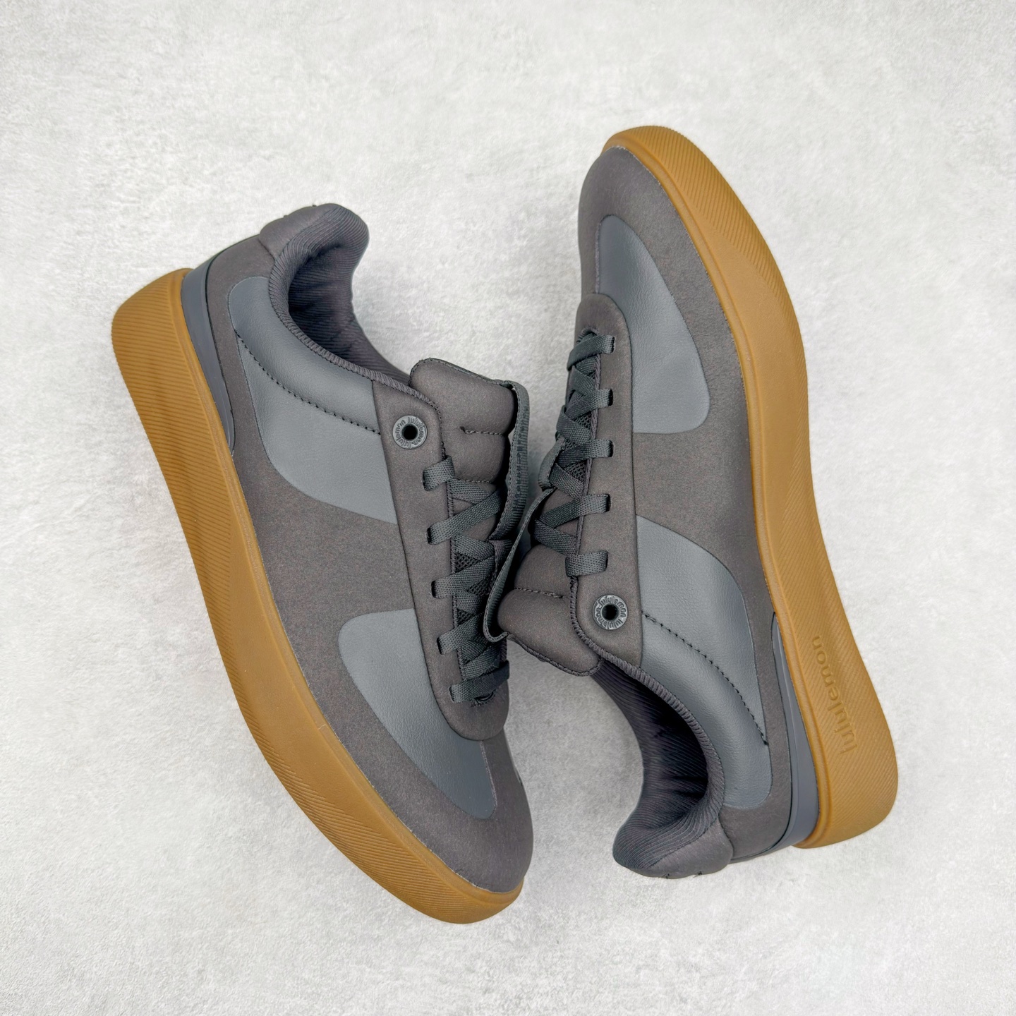 图片[3]-＃K1 lululemon Cityverse 露露乐檬极简主义减震耐磨低帮生活休闲鞋 Cityverse将运动性能融入经典休闲鞋中，中底提供出色缓震，并贴合足部曲线，带来全天候的舒适感。鞋面采用两种材质拼接，且前半部分采用热熔压胶处理，无任何缝线，保留了鞋身整体性。模制泡沫的鞋垫带来上乘的脚感，在平日休闲穿着时不会磨脚，也能提供轻质软弹的效果。25年来，lululemon一直秉持“感受为先”的设计理念，并相信更好的感受带来更好的表现。此次男鞋的设计亦是如此。投入多年研究，针对男性在不同运动场景中的脚步形态设计了不同鞋履款式。同时，还进行了生物力学与形态学研究，为“他”带来更好的贴合度和感受。尺码：36 36.5 37.5 38 38.5 39 40 40.5 41 42 42.5 43 44 44.5 45-选品中心