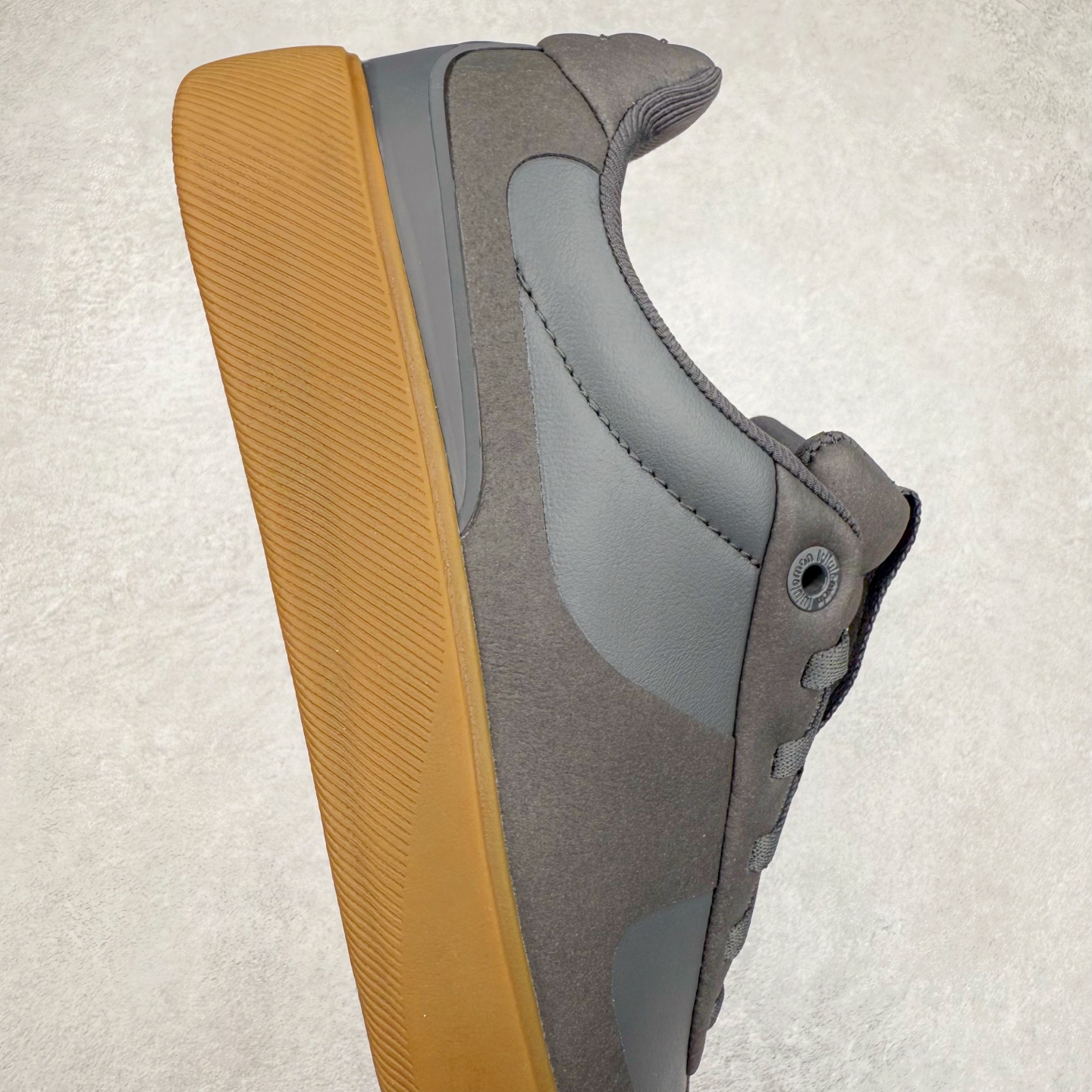 图片[6]-＃K1 lululemon Cityverse 露露乐檬极简主义减震耐磨低帮生活休闲鞋 Cityverse将运动性能融入经典休闲鞋中，中底提供出色缓震，并贴合足部曲线，带来全天候的舒适感。鞋面采用两种材质拼接，且前半部分采用热熔压胶处理，无任何缝线，保留了鞋身整体性。模制泡沫的鞋垫带来上乘的脚感，在平日休闲穿着时不会磨脚，也能提供轻质软弹的效果。25年来，lululemon一直秉持“感受为先”的设计理念，并相信更好的感受带来更好的表现。此次男鞋的设计亦是如此。投入多年研究，针对男性在不同运动场景中的脚步形态设计了不同鞋履款式。同时，还进行了生物力学与形态学研究，为“他”带来更好的贴合度和感受。尺码：36 36.5 37.5 38 38.5 39 40 40.5 41 42 42.5 43 44 44.5 45-选品中心