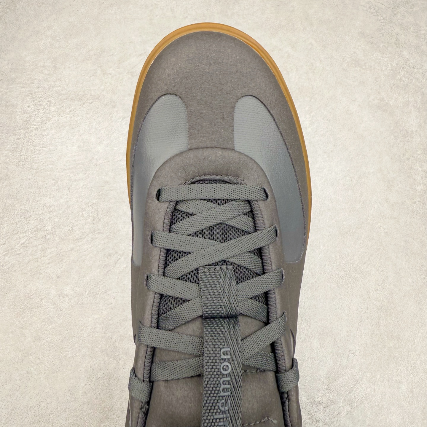 图片[4]-＃K1 lululemon Cityverse 露露乐檬极简主义减震耐磨低帮生活休闲鞋 Cityverse将运动性能融入经典休闲鞋中，中底提供出色缓震，并贴合足部曲线，带来全天候的舒适感。鞋面采用两种材质拼接，且前半部分采用热熔压胶处理，无任何缝线，保留了鞋身整体性。模制泡沫的鞋垫带来上乘的脚感，在平日休闲穿着时不会磨脚，也能提供轻质软弹的效果。25年来，lululemon一直秉持“感受为先”的设计理念，并相信更好的感受带来更好的表现。此次男鞋的设计亦是如此。投入多年研究，针对男性在不同运动场景中的脚步形态设计了不同鞋履款式。同时，还进行了生物力学与形态学研究，为“他”带来更好的贴合度和感受。尺码：36 36.5 37.5 38 38.5 39 40 40.5 41 42 42.5 43 44 44.5 45-选品中心