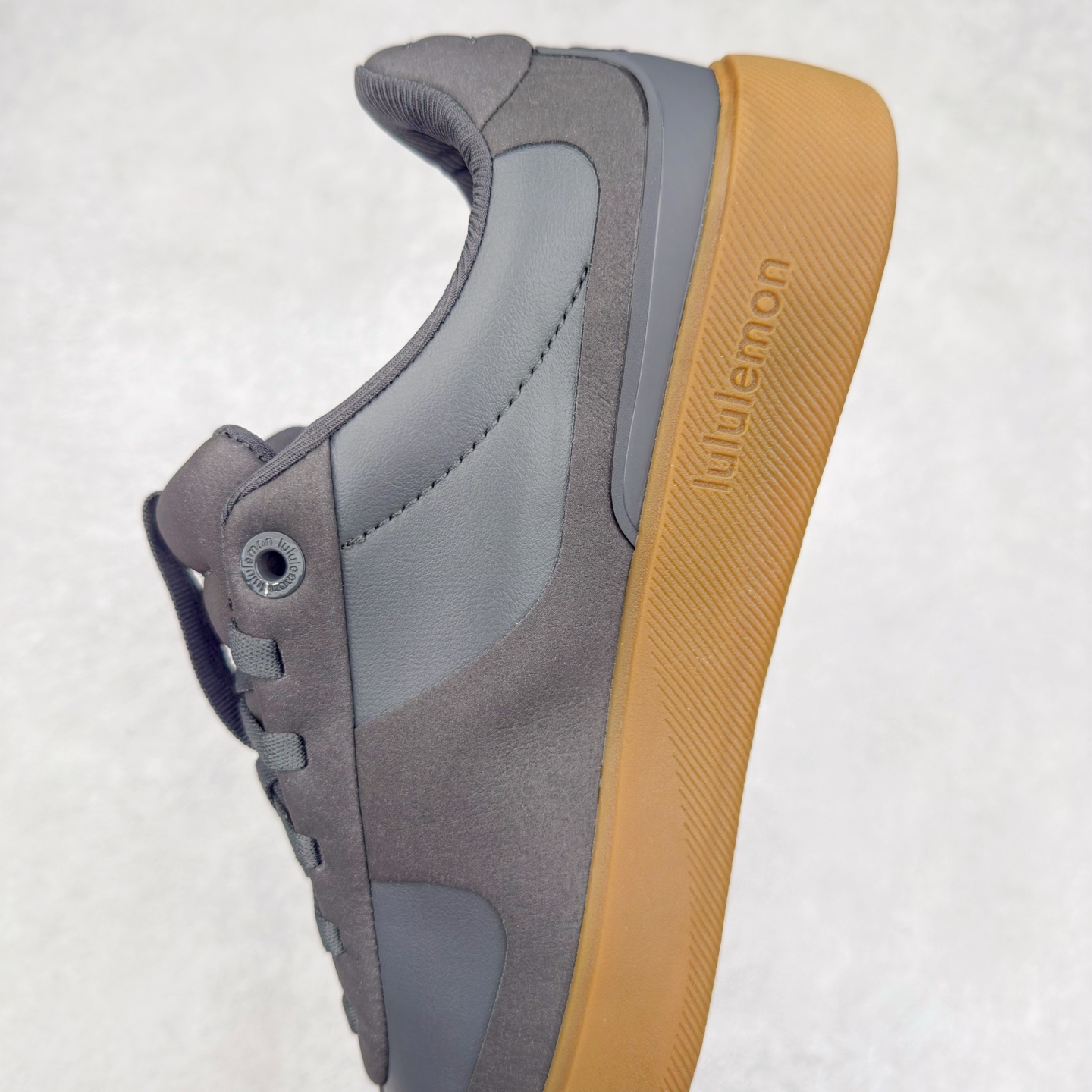 图片[7]-＃K1 lululemon Cityverse 露露乐檬极简主义减震耐磨低帮生活休闲鞋 Cityverse将运动性能融入经典休闲鞋中，中底提供出色缓震，并贴合足部曲线，带来全天候的舒适感。鞋面采用两种材质拼接，且前半部分采用热熔压胶处理，无任何缝线，保留了鞋身整体性。模制泡沫的鞋垫带来上乘的脚感，在平日休闲穿着时不会磨脚，也能提供轻质软弹的效果。25年来，lululemon一直秉持“感受为先”的设计理念，并相信更好的感受带来更好的表现。此次男鞋的设计亦是如此。投入多年研究，针对男性在不同运动场景中的脚步形态设计了不同鞋履款式。同时，还进行了生物力学与形态学研究，为“他”带来更好的贴合度和感受。尺码：36 36.5 37.5 38 38.5 39 40 40.5 41 42 42.5 43 44 44.5 45-选品中心