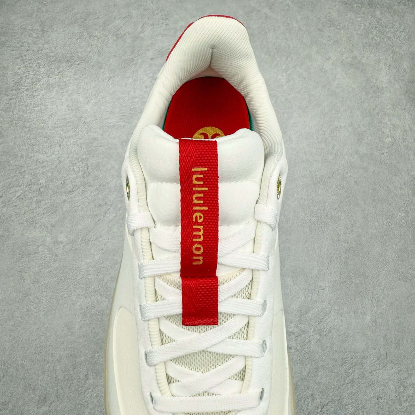 图片[5]-＃K1 lululemon Cityverse 露露乐檬极简主义减震耐磨低帮生活休闲鞋 Cityverse将运动性能融入经典休闲鞋中，中底提供出色缓震，并贴合足部曲线，带来全天候的舒适感。鞋面采用两种材质拼接，且前半部分采用热熔压胶处理，无任何缝线，保留了鞋身整体性。模制泡沫的鞋垫带来上乘的脚感，在平日休闲穿着时不会磨脚，也能提供轻质软弹的效果。25年来，lululemon一直秉持“感受为先”的设计理念，并相信更好的感受带来更好的表现。此次男鞋的设计亦是如此。投入多年研究，针对男性在不同运动场景中的脚步形态设计了不同鞋履款式。同时，还进行了生物力学与形态学研究，为“他”带来更好的贴合度和感受。尺码：36 36.5 37.5 38 38.5 39 40 40.5 41 42 42.5 43 44 44.5 45-选品中心