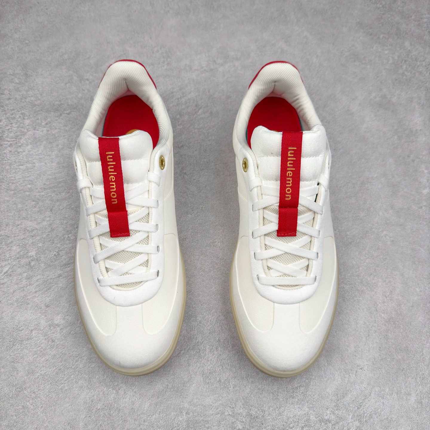 图片[2]-＃K1 lululemon Cityverse 露露乐檬极简主义减震耐磨低帮生活休闲鞋 Cityverse将运动性能融入经典休闲鞋中，中底提供出色缓震，并贴合足部曲线，带来全天候的舒适感。鞋面采用两种材质拼接，且前半部分采用热熔压胶处理，无任何缝线，保留了鞋身整体性。模制泡沫的鞋垫带来上乘的脚感，在平日休闲穿着时不会磨脚，也能提供轻质软弹的效果。25年来，lululemon一直秉持“感受为先”的设计理念，并相信更好的感受带来更好的表现。此次男鞋的设计亦是如此。投入多年研究，针对男性在不同运动场景中的脚步形态设计了不同鞋履款式。同时，还进行了生物力学与形态学研究，为“他”带来更好的贴合度和感受。尺码：36 36.5 37.5 38 38.5 39 40 40.5 41 42 42.5 43 44 44.5 45-选品中心