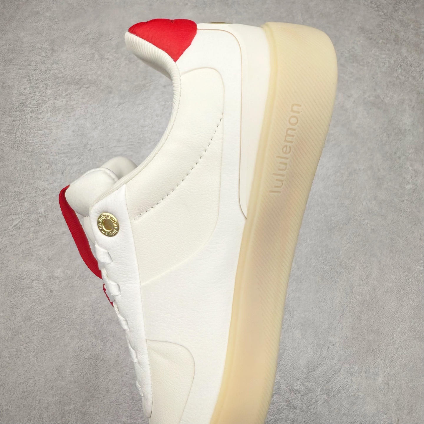 图片[7]-＃K1 lululemon Cityverse 露露乐檬极简主义减震耐磨低帮生活休闲鞋 Cityverse将运动性能融入经典休闲鞋中，中底提供出色缓震，并贴合足部曲线，带来全天候的舒适感。鞋面采用两种材质拼接，且前半部分采用热熔压胶处理，无任何缝线，保留了鞋身整体性。模制泡沫的鞋垫带来上乘的脚感，在平日休闲穿着时不会磨脚，也能提供轻质软弹的效果。25年来，lululemon一直秉持“感受为先”的设计理念，并相信更好的感受带来更好的表现。此次男鞋的设计亦是如此。投入多年研究，针对男性在不同运动场景中的脚步形态设计了不同鞋履款式。同时，还进行了生物力学与形态学研究，为“他”带来更好的贴合度和感受。尺码：36 36.5 37.5 38 38.5 39 40 40.5 41 42 42.5 43 44 44.5 45-选品中心