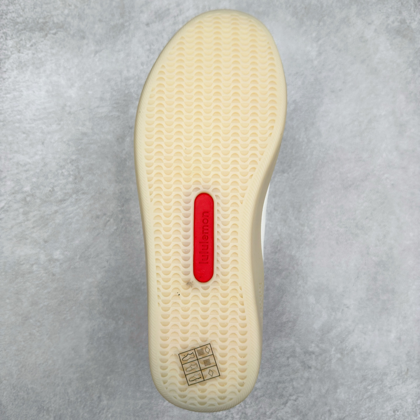 图片[9]-＃K1 lululemon Cityverse 露露乐檬极简主义减震耐磨低帮生活休闲鞋 Cityverse将运动性能融入经典休闲鞋中，中底提供出色缓震，并贴合足部曲线，带来全天候的舒适感。鞋面采用两种材质拼接，且前半部分采用热熔压胶处理，无任何缝线，保留了鞋身整体性。模制泡沫的鞋垫带来上乘的脚感，在平日休闲穿着时不会磨脚，也能提供轻质软弹的效果。25年来，lululemon一直秉持“感受为先”的设计理念，并相信更好的感受带来更好的表现。此次男鞋的设计亦是如此。投入多年研究，针对男性在不同运动场景中的脚步形态设计了不同鞋履款式。同时，还进行了生物力学与形态学研究，为“他”带来更好的贴合度和感受。尺码：36 36.5 37.5 38 38.5 39 40 40.5 41 42 42.5 43 44 44.5 45-选品中心