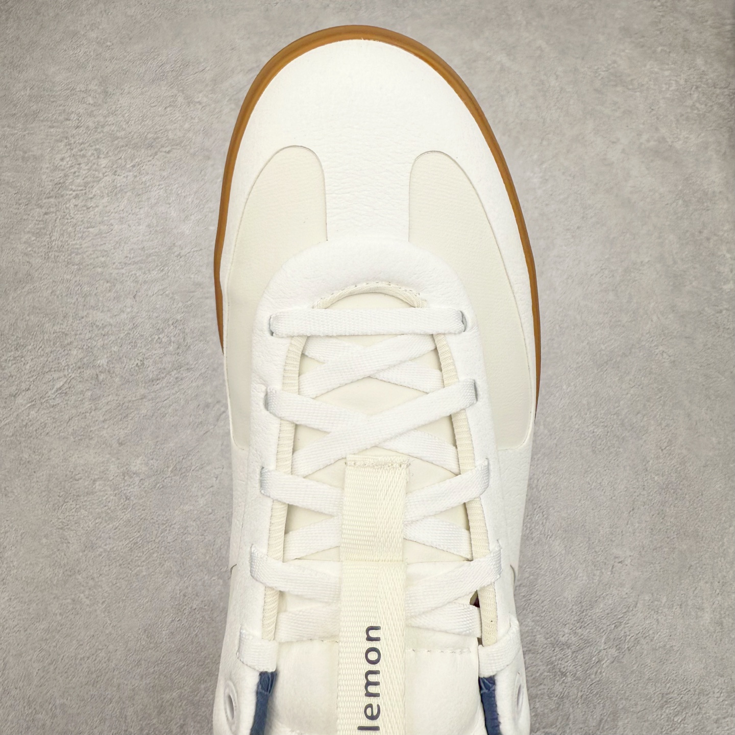 图片[4]-＃K1 lululemon Cityverse 露露乐檬极简主义减震耐磨低帮生活休闲鞋 Cityverse将运动性能融入经典休闲鞋中，中底提供出色缓震，并贴合足部曲线，带来全天候的舒适感。鞋面采用两种材质拼接，且前半部分采用热熔压胶处理，无任何缝线，保留了鞋身整体性。模制泡沫的鞋垫带来上乘的脚感，在平日休闲穿着时不会磨脚，也能提供轻质软弹的效果。25年来，lululemon一直秉持“感受为先”的设计理念，并相信更好的感受带来更好的表现。此次男鞋的设计亦是如此。投入多年研究，针对男性在不同运动场景中的脚步形态设计了不同鞋履款式。同时，还进行了生物力学与形态学研究，为“他”带来更好的贴合度和感受。尺码：36 36.5 37.5 38 38.5 39 40 40.5 41 42 42.5 43 44 44.5 45-选品中心