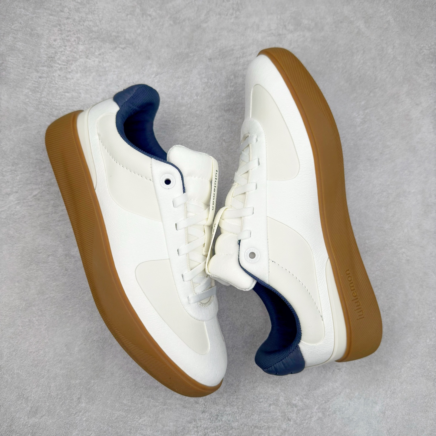 图片[3]-＃K1 lululemon Cityverse 露露乐檬极简主义减震耐磨低帮生活休闲鞋 Cityverse将运动性能融入经典休闲鞋中，中底提供出色缓震，并贴合足部曲线，带来全天候的舒适感。鞋面采用两种材质拼接，且前半部分采用热熔压胶处理，无任何缝线，保留了鞋身整体性。模制泡沫的鞋垫带来上乘的脚感，在平日休闲穿着时不会磨脚，也能提供轻质软弹的效果。25年来，lululemon一直秉持“感受为先”的设计理念，并相信更好的感受带来更好的表现。此次男鞋的设计亦是如此。投入多年研究，针对男性在不同运动场景中的脚步形态设计了不同鞋履款式。同时，还进行了生物力学与形态学研究，为“他”带来更好的贴合度和感受。尺码：36 36.5 37.5 38 38.5 39 40 40.5 41 42 42.5 43 44 44.5 45-选品中心