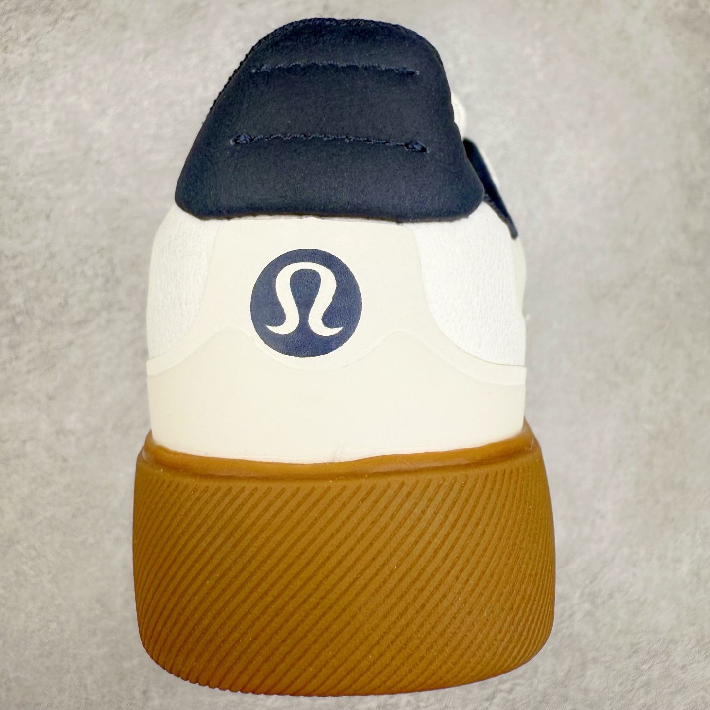 图片[8]-＃K1 lululemon Cityverse 露露乐檬极简主义减震耐磨低帮生活休闲鞋 Cityverse将运动性能融入经典休闲鞋中，中底提供出色缓震，并贴合足部曲线，带来全天候的舒适感。鞋面采用两种材质拼接，且前半部分采用热熔压胶处理，无任何缝线，保留了鞋身整体性。模制泡沫的鞋垫带来上乘的脚感，在平日休闲穿着时不会磨脚，也能提供轻质软弹的效果。25年来，lululemon一直秉持“感受为先”的设计理念，并相信更好的感受带来更好的表现。此次男鞋的设计亦是如此。投入多年研究，针对男性在不同运动场景中的脚步形态设计了不同鞋履款式。同时，还进行了生物力学与形态学研究，为“他”带来更好的贴合度和感受。尺码：36 36.5 37.5 38 38.5 39 40 40.5 41 42 42.5 43 44 44.5 45-选品中心