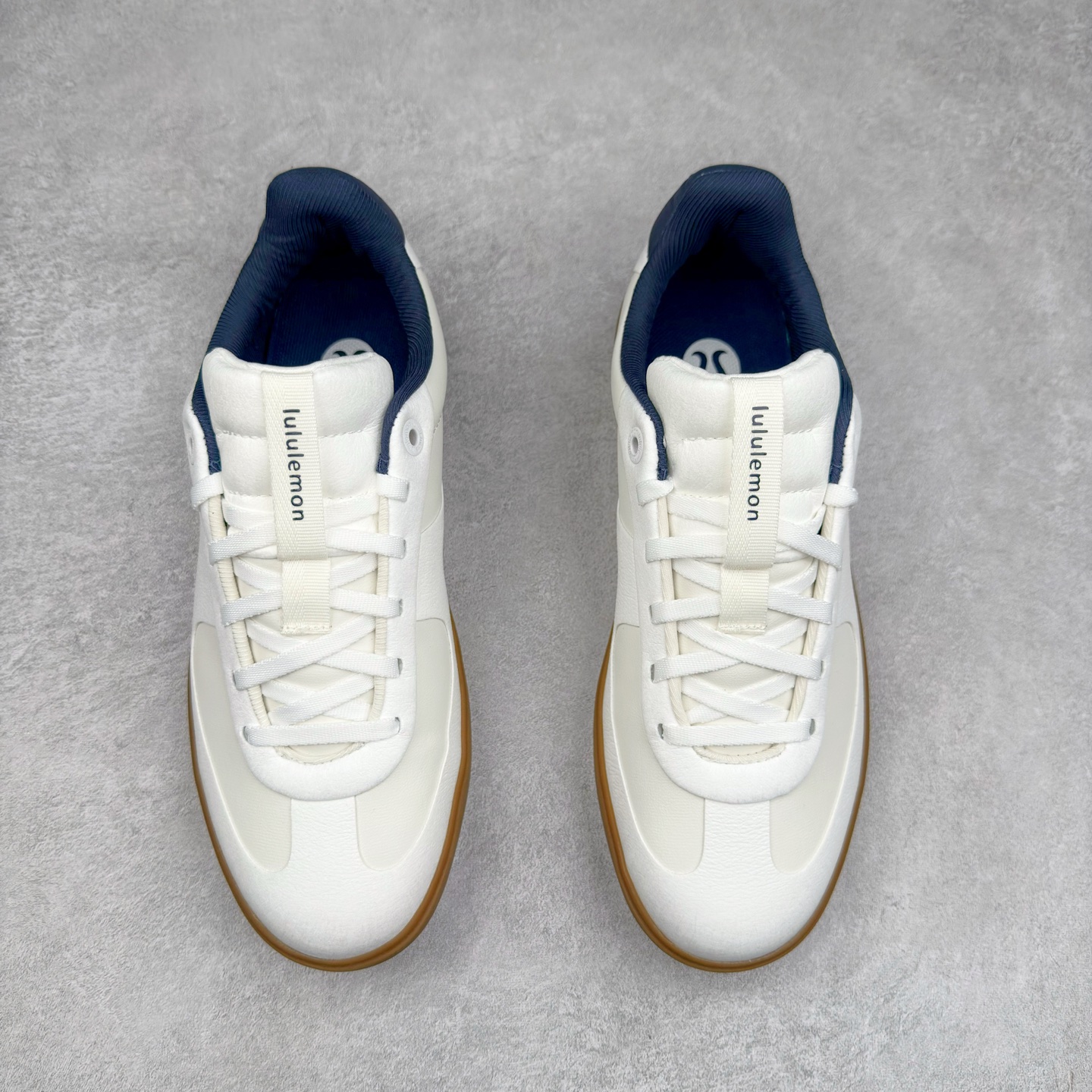 图片[2]-＃K1 lululemon Cityverse 露露乐檬极简主义减震耐磨低帮生活休闲鞋 Cityverse将运动性能融入经典休闲鞋中，中底提供出色缓震，并贴合足部曲线，带来全天候的舒适感。鞋面采用两种材质拼接，且前半部分采用热熔压胶处理，无任何缝线，保留了鞋身整体性。模制泡沫的鞋垫带来上乘的脚感，在平日休闲穿着时不会磨脚，也能提供轻质软弹的效果。25年来，lululemon一直秉持“感受为先”的设计理念，并相信更好的感受带来更好的表现。此次男鞋的设计亦是如此。投入多年研究，针对男性在不同运动场景中的脚步形态设计了不同鞋履款式。同时，还进行了生物力学与形态学研究，为“他”带来更好的贴合度和感受。尺码：36 36.5 37.5 38 38.5 39 40 40.5 41 42 42.5 43 44 44.5 45-选品中心