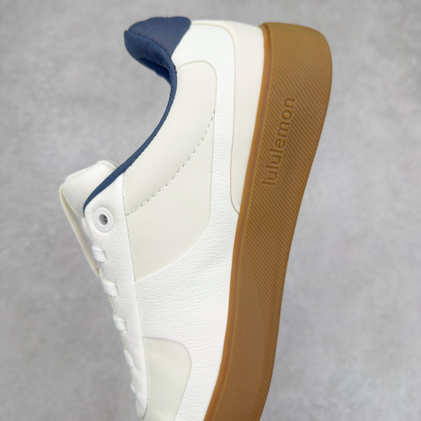 图片[7]-＃K1 lululemon Cityverse 露露乐檬极简主义减震耐磨低帮生活休闲鞋 Cityverse将运动性能融入经典休闲鞋中，中底提供出色缓震，并贴合足部曲线，带来全天候的舒适感。鞋面采用两种材质拼接，且前半部分采用热熔压胶处理，无任何缝线，保留了鞋身整体性。模制泡沫的鞋垫带来上乘的脚感，在平日休闲穿着时不会磨脚，也能提供轻质软弹的效果。25年来，lululemon一直秉持“感受为先”的设计理念，并相信更好的感受带来更好的表现。此次男鞋的设计亦是如此。投入多年研究，针对男性在不同运动场景中的脚步形态设计了不同鞋履款式。同时，还进行了生物力学与形态学研究，为“他”带来更好的贴合度和感受。尺码：36 36.5 37.5 38 38.5 39 40 40.5 41 42 42.5 43 44 44.5 45-选品中心