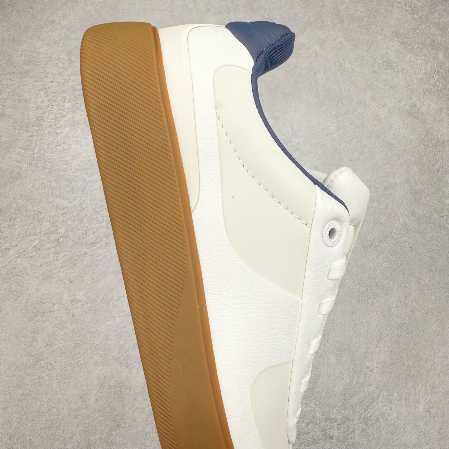 图片[6]-＃K1 lululemon Cityverse 露露乐檬极简主义减震耐磨低帮生活休闲鞋 Cityverse将运动性能融入经典休闲鞋中，中底提供出色缓震，并贴合足部曲线，带来全天候的舒适感。鞋面采用两种材质拼接，且前半部分采用热熔压胶处理，无任何缝线，保留了鞋身整体性。模制泡沫的鞋垫带来上乘的脚感，在平日休闲穿着时不会磨脚，也能提供轻质软弹的效果。25年来，lululemon一直秉持“感受为先”的设计理念，并相信更好的感受带来更好的表现。此次男鞋的设计亦是如此。投入多年研究，针对男性在不同运动场景中的脚步形态设计了不同鞋履款式。同时，还进行了生物力学与形态学研究，为“他”带来更好的贴合度和感受。尺码：36 36.5 37.5 38 38.5 39 40 40.5 41 42 42.5 43 44 44.5 45-选品中心