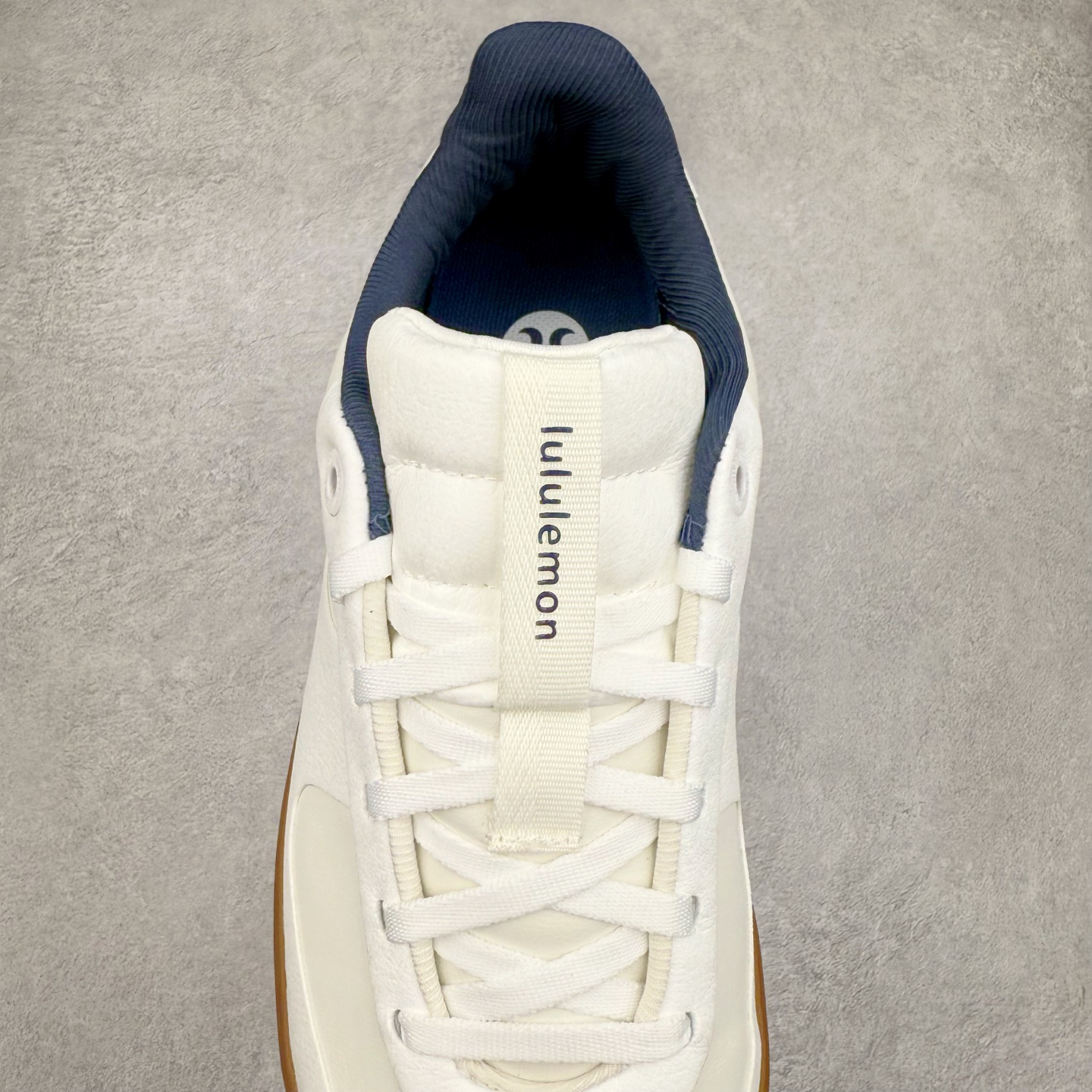 图片[5]-＃K1 lululemon Cityverse 露露乐檬极简主义减震耐磨低帮生活休闲鞋 Cityverse将运动性能融入经典休闲鞋中，中底提供出色缓震，并贴合足部曲线，带来全天候的舒适感。鞋面采用两种材质拼接，且前半部分采用热熔压胶处理，无任何缝线，保留了鞋身整体性。模制泡沫的鞋垫带来上乘的脚感，在平日休闲穿着时不会磨脚，也能提供轻质软弹的效果。25年来，lululemon一直秉持“感受为先”的设计理念，并相信更好的感受带来更好的表现。此次男鞋的设计亦是如此。投入多年研究，针对男性在不同运动场景中的脚步形态设计了不同鞋履款式。同时，还进行了生物力学与形态学研究，为“他”带来更好的贴合度和感受。尺码：36 36.5 37.5 38 38.5 39 40 40.5 41 42 42.5 43 44 44.5 45-选品中心