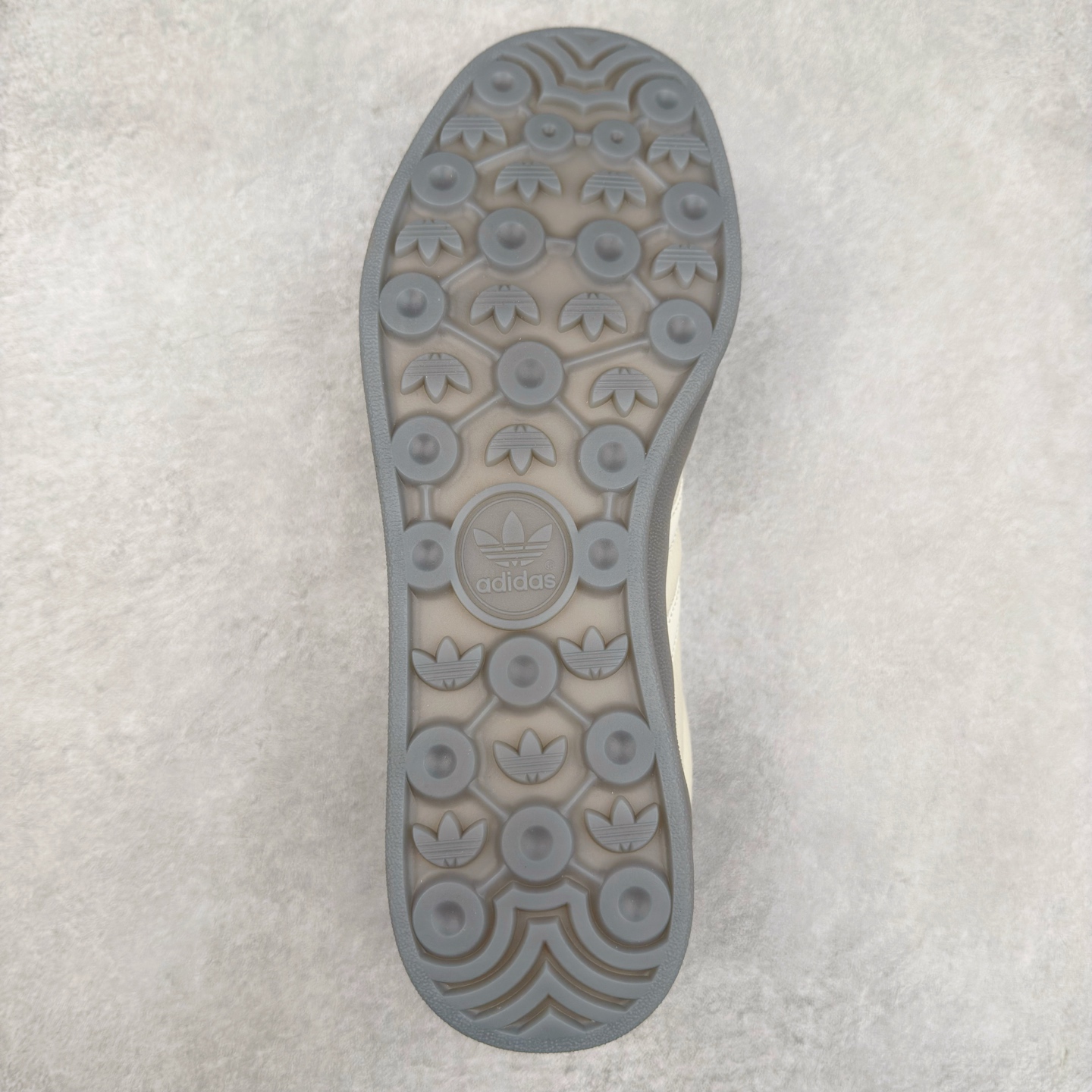 图片[9]-＃C2 AD Gazelle Indoor Trainers 羚羊内训系列低帮复古百搭休闲运动德训风板鞋 DM1234 90年代经典的复刻版！自60年代以足球训练鞋面世以来,Gazelle就以其经典设计席卷全球。1991年版本的复刻,再造经典Gazelle。采用皮革打造,搭配浊色细节,让这款经典更加简约。尺码：36 36⅔ 37⅓ 38 38⅔ 39⅓ 40 40⅔ 41⅓ 42 42⅔ 43⅓ 44⅓ 44⅔ 45-选品中心