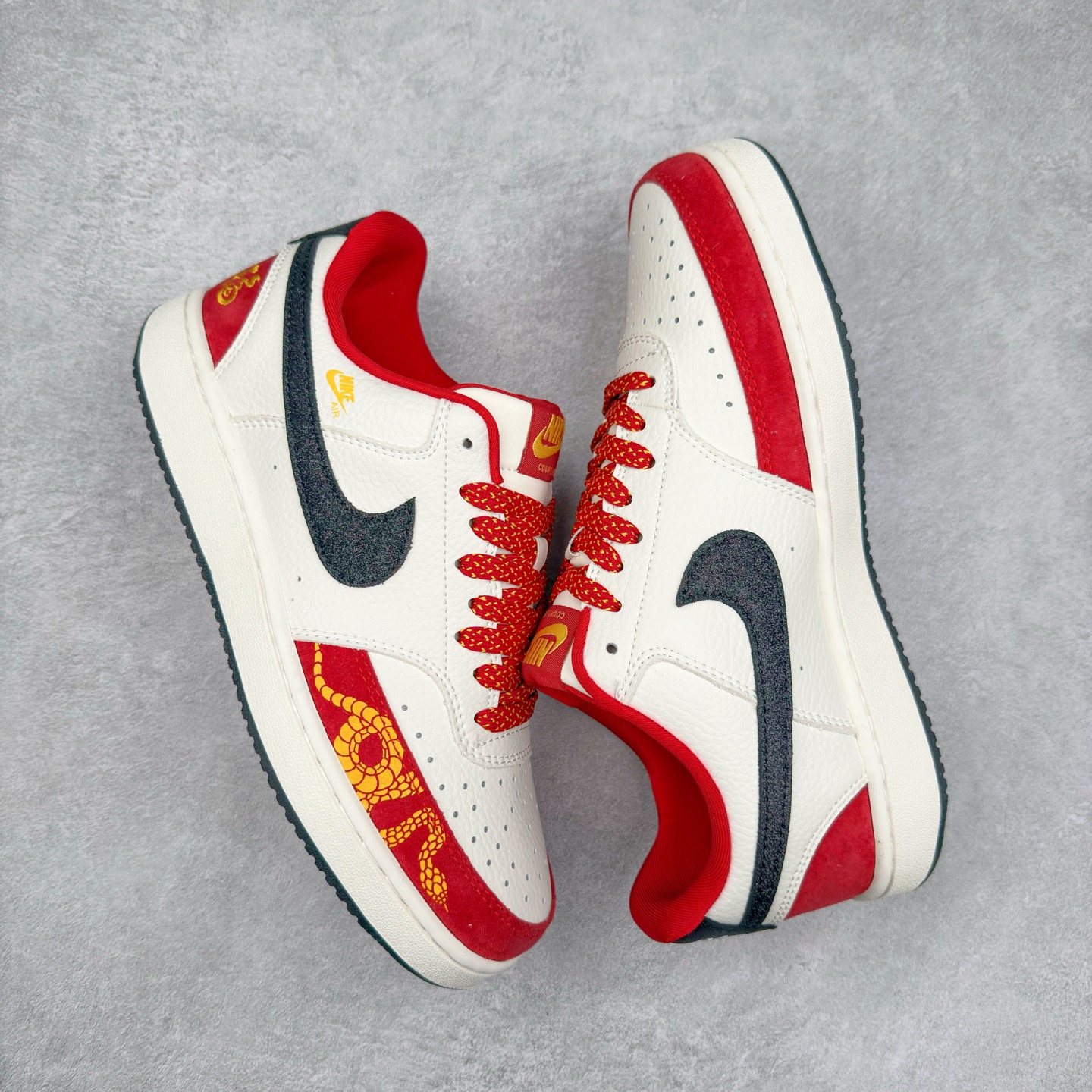 图片[3]-＃C2 NK Court Vision Low CV低帮复古百搭透气休闲运动板鞋 FD5188-129 口碑实力大厂出品 出货即市场巅峰 全套原纸板楦头开发 原汁原味 完美呈现版型 原数据独家私模大底 超高清洁度 极限压缩成本 超级跑量款式 经典耐用的设计 兼顾舒适脚感和出众风范 演绎匠心之作 结构性的支撑贴合感结合复古篮球设计 塑就场外全明星风范 实拍调校N版已经零色差零失真 百分百还原实物色彩所见即所得 不存在货不对板色差等低级问题 选购参考实物拍摄 不混卖不参货 只用心做好货严格选品 承诺混一赔十 尺码：36 36.5 37.5 38 38.5 39 40 40.5 41 42 42.5 43 44 44.5 45-选品中心