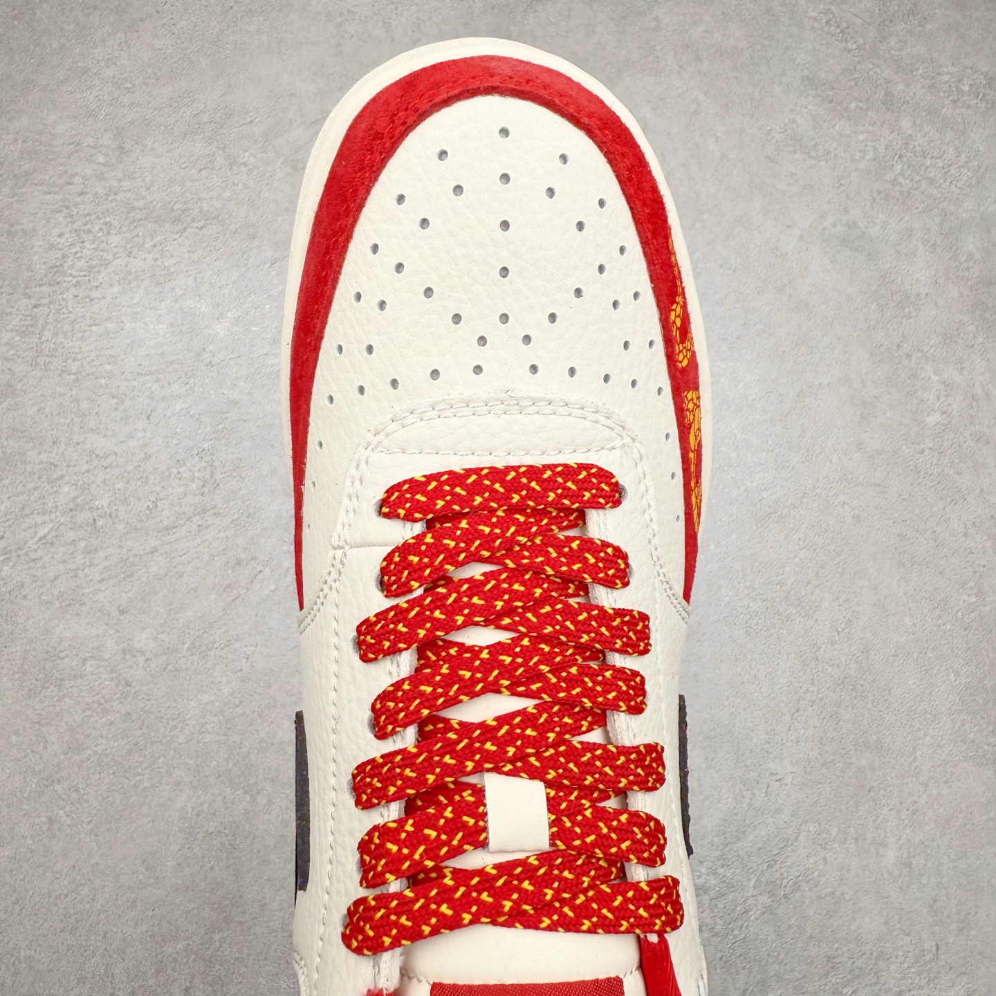 图片[4]-＃C2 NK Court Vision Low CV低帮复古百搭透气休闲运动板鞋 FD5188-129 口碑实力大厂出品 出货即市场巅峰 全套原纸板楦头开发 原汁原味 完美呈现版型 原数据独家私模大底 超高清洁度 极限压缩成本 超级跑量款式 经典耐用的设计 兼顾舒适脚感和出众风范 演绎匠心之作 结构性的支撑贴合感结合复古篮球设计 塑就场外全明星风范 实拍调校N版已经零色差零失真 百分百还原实物色彩所见即所得 不存在货不对板色差等低级问题 选购参考实物拍摄 不混卖不参货 只用心做好货严格选品 承诺混一赔十 尺码：36 36.5 37.5 38 38.5 39 40 40.5 41 42 42.5 43 44 44.5 45-选品中心