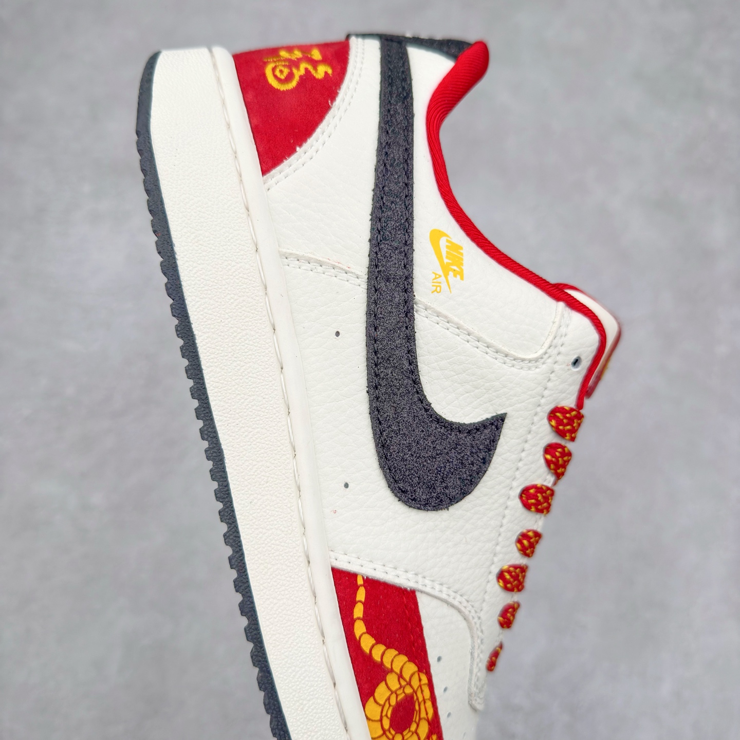 图片[6]-＃C2 NK Court Vision Low CV低帮复古百搭透气休闲运动板鞋 FD5188-129 口碑实力大厂出品 出货即市场巅峰 全套原纸板楦头开发 原汁原味 完美呈现版型 原数据独家私模大底 超高清洁度 极限压缩成本 超级跑量款式 经典耐用的设计 兼顾舒适脚感和出众风范 演绎匠心之作 结构性的支撑贴合感结合复古篮球设计 塑就场外全明星风范 实拍调校N版已经零色差零失真 百分百还原实物色彩所见即所得 不存在货不对板色差等低级问题 选购参考实物拍摄 不混卖不参货 只用心做好货严格选品 承诺混一赔十 尺码：36 36.5 37.5 38 38.5 39 40 40.5 41 42 42.5 43 44 44.5 45-选品中心