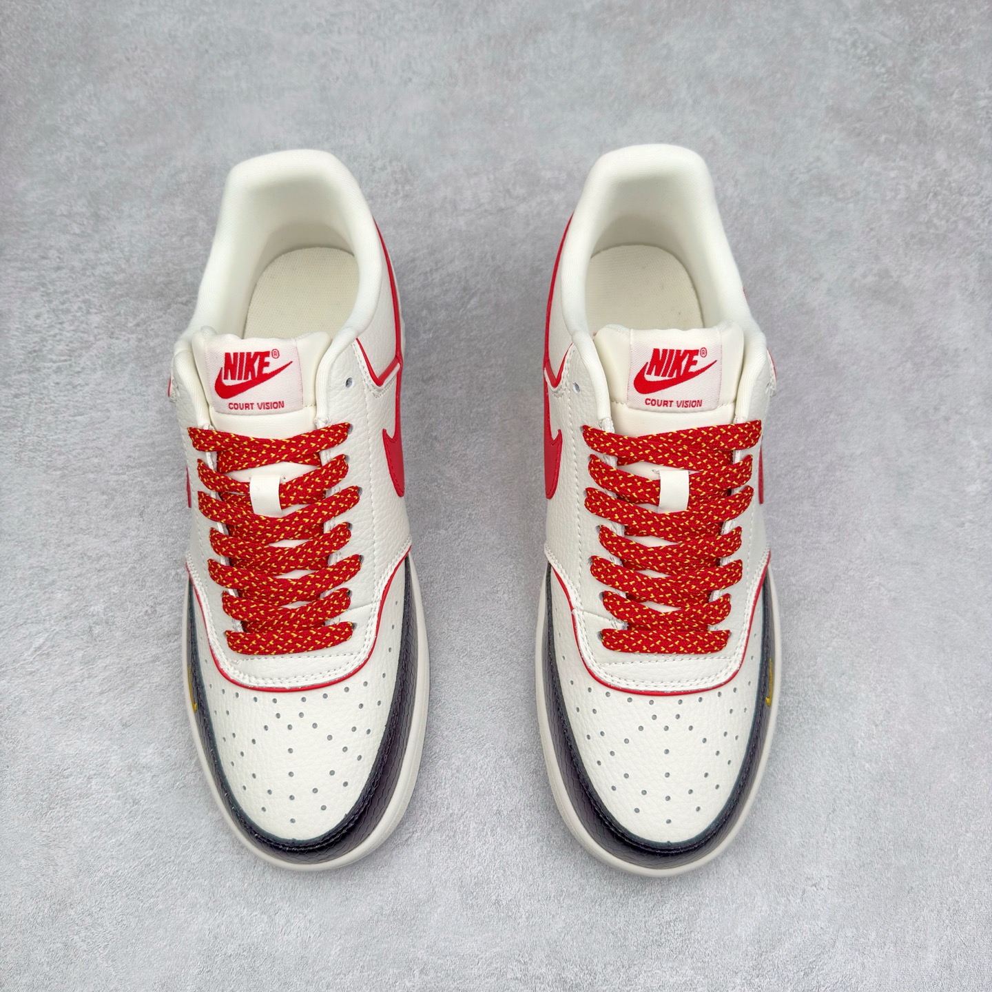 图片[2]-＃C2 NK Court Vision Low CV低帮复古百搭透气休闲运动板鞋 FD5188-130 口碑实力大厂出品 出货即市场巅峰 全套原纸板楦头开发 原汁原味 完美呈现版型 原数据独家私模大底 超高清洁度 极限压缩成本 超级跑量款式 经典耐用的设计 兼顾舒适脚感和出众风范 演绎匠心之作 结构性的支撑贴合感结合复古篮球设计 塑就场外全明星风范 实拍调校N版已经零色差零失真 百分百还原实物色彩所见即所得 不存在货不对板色差等低级问题 选购参考实物拍摄 不混卖不参货 只用心做好货严格选品 承诺混一赔十 尺码：36 36.5 37.5 38 38.5 39 40 40.5 41 42 42.5 43 44 44.5 45-选品中心