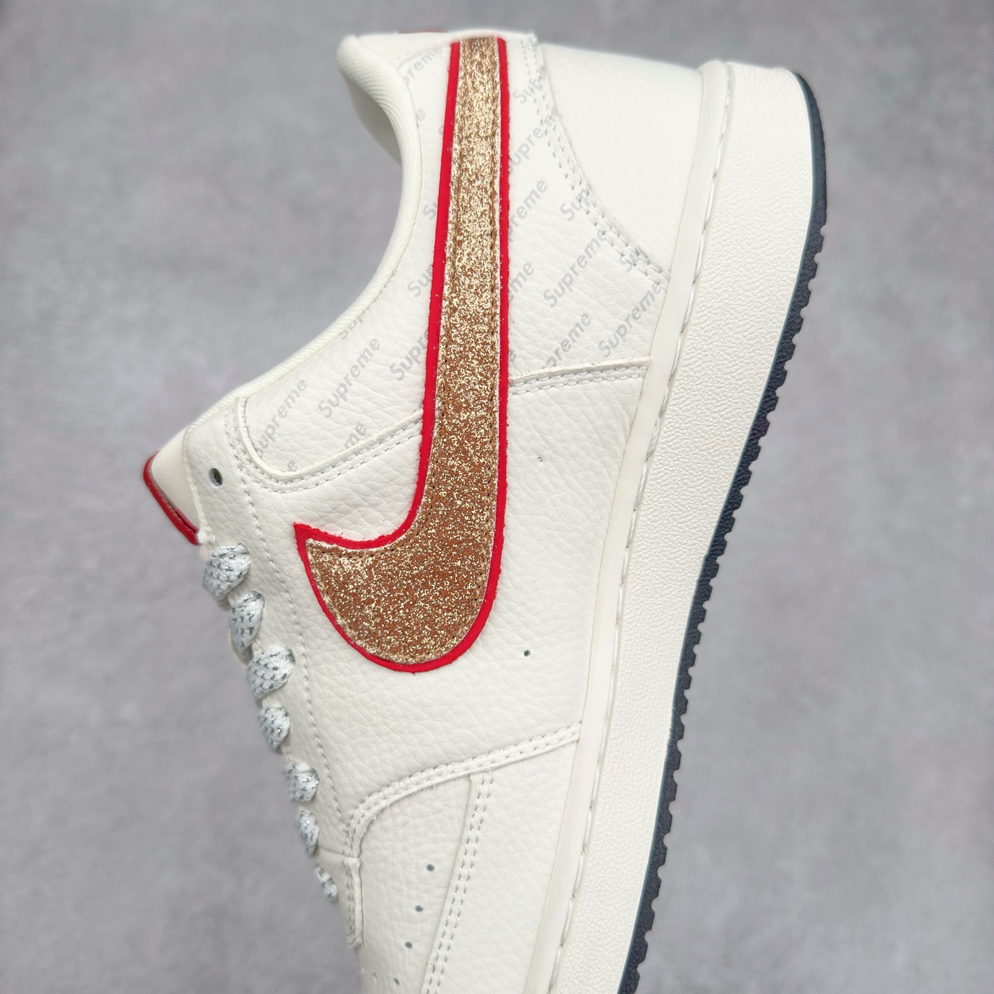 图片[7]-＃C2 NK Court Vision Low CV低帮复古百搭透气休闲运动板鞋 FD5188-126 口碑实力大厂出品 出货即市场巅峰 全套原纸板楦头开发 原汁原味 完美呈现版型 原数据独家私模大底 超高清洁度 极限压缩成本 超级跑量款式 经典耐用的设计 兼顾舒适脚感和出众风范 演绎匠心之作 结构性的支撑贴合感结合复古篮球设计 塑就场外全明星风范 实拍调校N版已经零色差零失真 百分百还原实物色彩所见即所得 不存在货不对板色差等低级问题 选购参考实物拍摄 不混卖不参货 只用心做好货严格选品 承诺混一赔十 尺码：36 36.5 37.5 38 38.5 39 40 40.5 41 42 42.5 43 44 44.5 45-选品中心