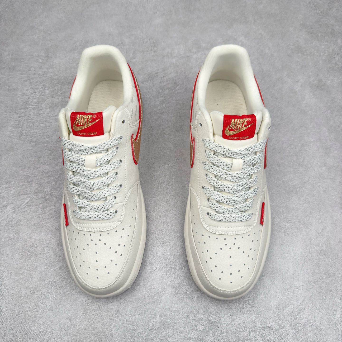 图片[2]-＃C2 NK Court Vision Low CV低帮复古百搭透气休闲运动板鞋 FD5188-126 口碑实力大厂出品 出货即市场巅峰 全套原纸板楦头开发 原汁原味 完美呈现版型 原数据独家私模大底 超高清洁度 极限压缩成本 超级跑量款式 经典耐用的设计 兼顾舒适脚感和出众风范 演绎匠心之作 结构性的支撑贴合感结合复古篮球设计 塑就场外全明星风范 实拍调校N版已经零色差零失真 百分百还原实物色彩所见即所得 不存在货不对板色差等低级问题 选购参考实物拍摄 不混卖不参货 只用心做好货严格选品 承诺混一赔十 尺码：36 36.5 37.5 38 38.5 39 40 40.5 41 42 42.5 43 44 44.5 45-选品中心