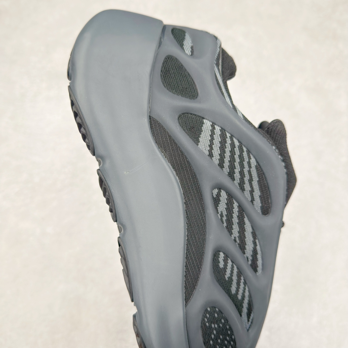 图片[6]-AD Yeezy 700V3 全套原楦原纸版 打造灵魂正确版型 原厂贾卡原面 纹路与正品一致 高频进口夜光KPU完美组合原面 呈现炫丽星空夜光效果 此款非Boost爆米花科技 鞋底采用BOUNCE 全新缓震科技 脚感同样舒适 偏小一码 尺码：36 36.5 37.5 38 38.5 39 40 40.5 41 42 42.5 43 44 44.5 45 46-选品中心