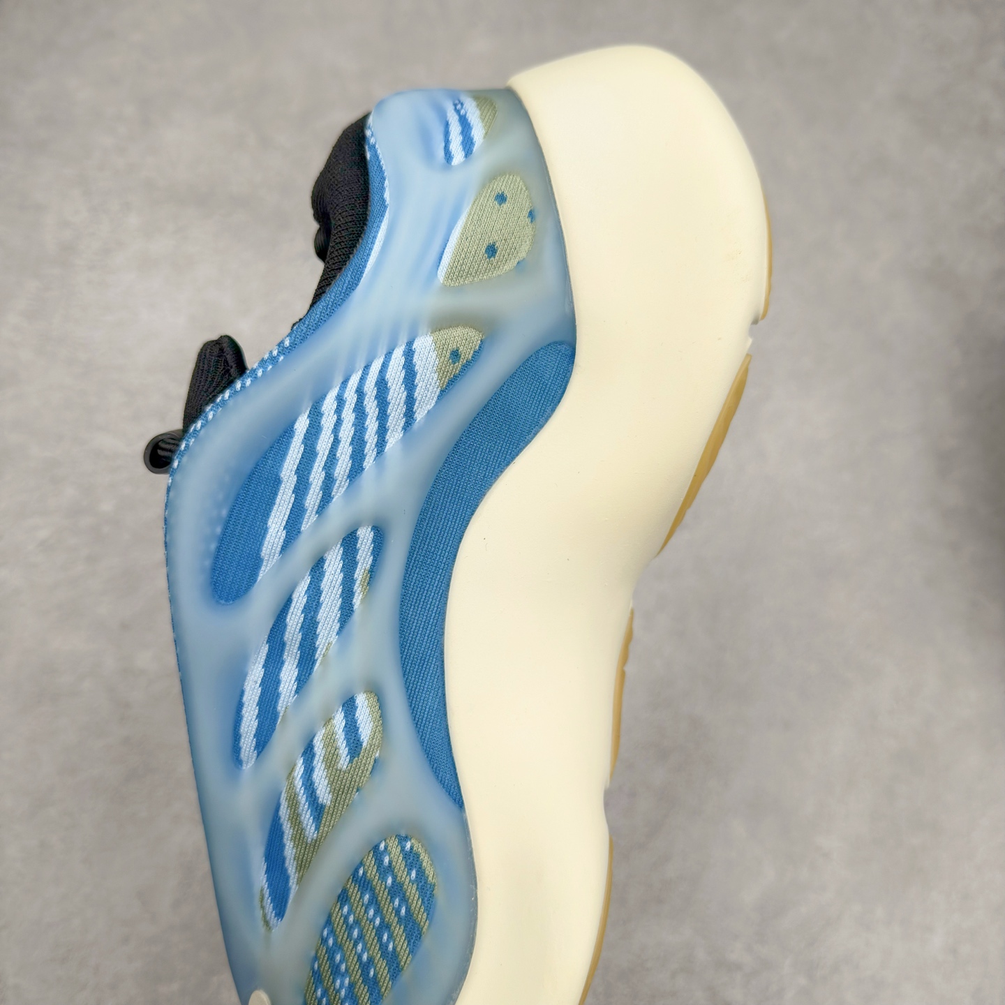 图片[7]-AD Yeezy 700V3 全套原楦原纸版 打造灵魂正确版型 原厂贾卡原面 纹路与正品一致 高频进口夜光KPU完美组合原面 呈现炫丽星空夜光效果 此款非Boost爆米花科技 鞋底采用BOUNCE 全新缓震科技 脚感同样舒适 偏小一码 尺码：36 36.5 37.5 38 38.5 39 40 40.5 41 42 42.5 43 44 44.5 45 46-选品中心