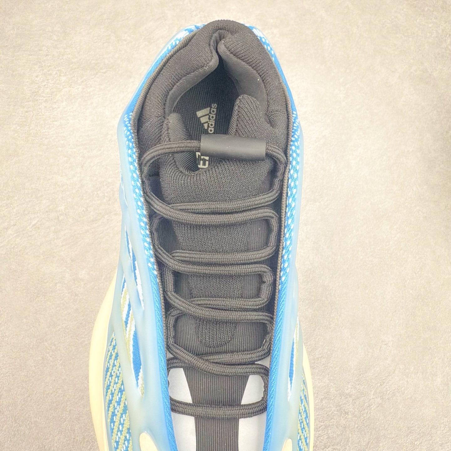 图片[5]-AD Yeezy 700V3 全套原楦原纸版 打造灵魂正确版型 原厂贾卡原面 纹路与正品一致 高频进口夜光KPU完美组合原面 呈现炫丽星空夜光效果 此款非Boost爆米花科技 鞋底采用BOUNCE 全新缓震科技 脚感同样舒适 偏小一码 尺码：36 36.5 37.5 38 38.5 39 40 40.5 41 42 42.5 43 44 44.5 45 46-选品中心