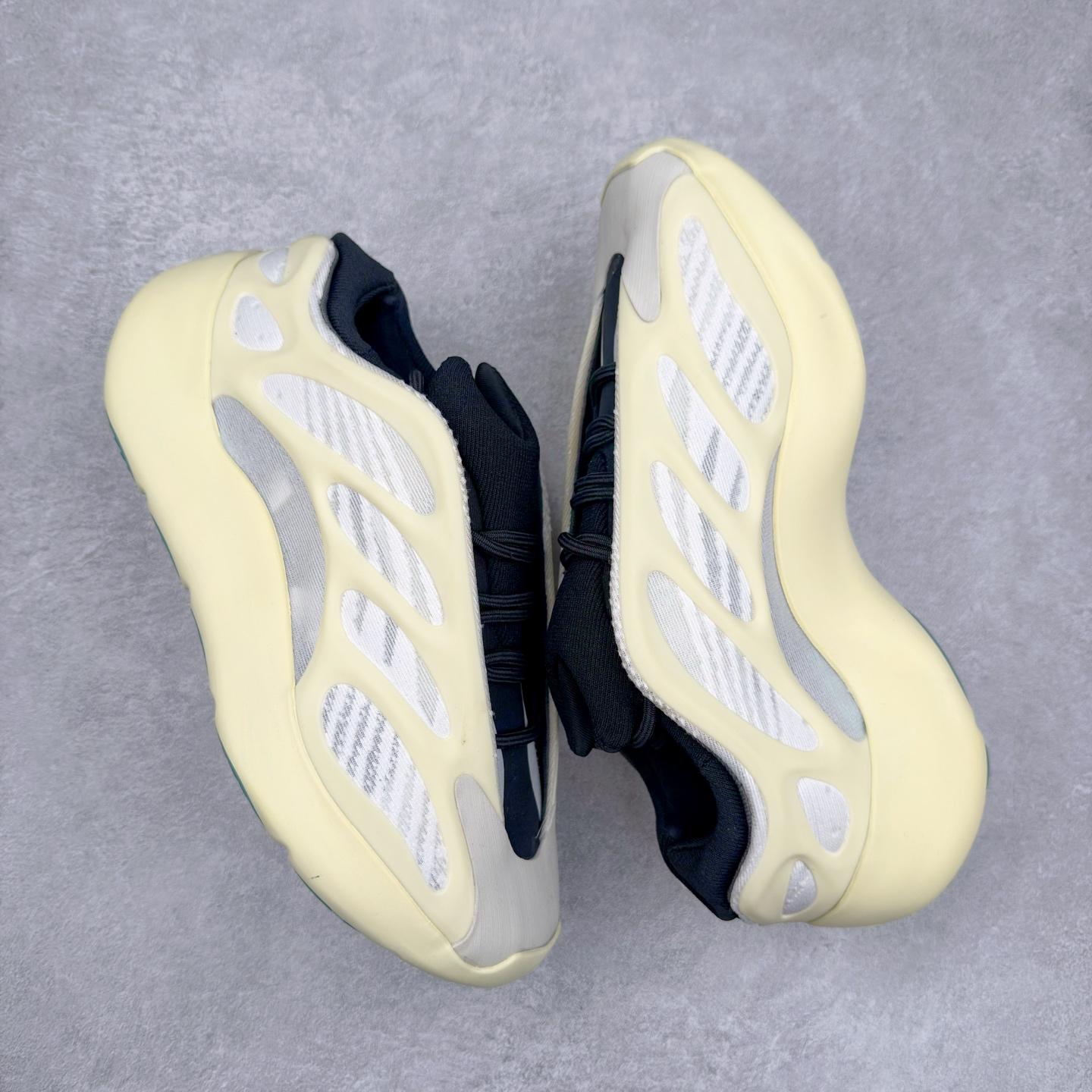 图片[3]-AD Yeezy 700V3 全套原楦原纸版 打造灵魂正确版型 原厂贾卡原面 纹路与正品一致 高频进口夜光KPU完美组合原面 呈现炫丽星空夜光效果 此款非Boost爆米花科技 鞋底采用BOUNCE 全新缓震科技 脚感同样舒适 偏小一码 尺码：36 36.5 37.5 38 38.5 39 40 40.5 41 42 42.5 43 44 44.5 45 46-选品中心
