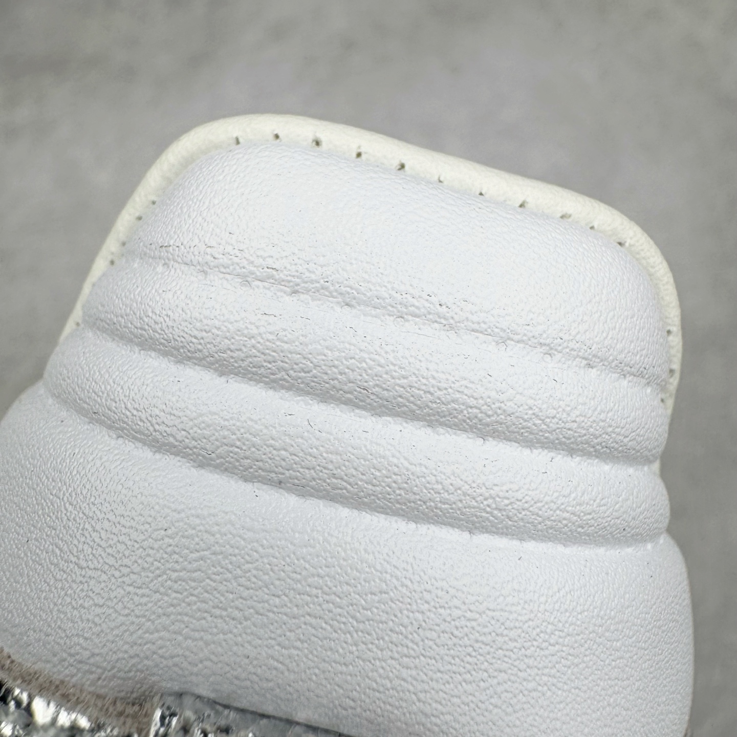 图片[12]-＃S2纯原 AD Original Samba OG 复古经典轻便板鞋 JR0035 市场最高版本 正确烫金高频细节 原装纳米超迁+原装头层皮料 独家私模橡胶大底 原盒原配 这款桑巴鞋展示了高质量的工艺 带有装饰的超锁缝制和无缝的手感 柔软、柔软的皮革造型和标志性的3条纹完成了精致的外观 正规合身鞋带 鞋面上有绒面鞋垫 橡胶鞋底 享受正畸套筒软感 自50年代首次亮相以来就一直在赢得粉丝的青睐 尺码：36 36.5 37.5 38 38.5 39 40 40.5 41 42 42.5 43 44 44.5 45-选品中心