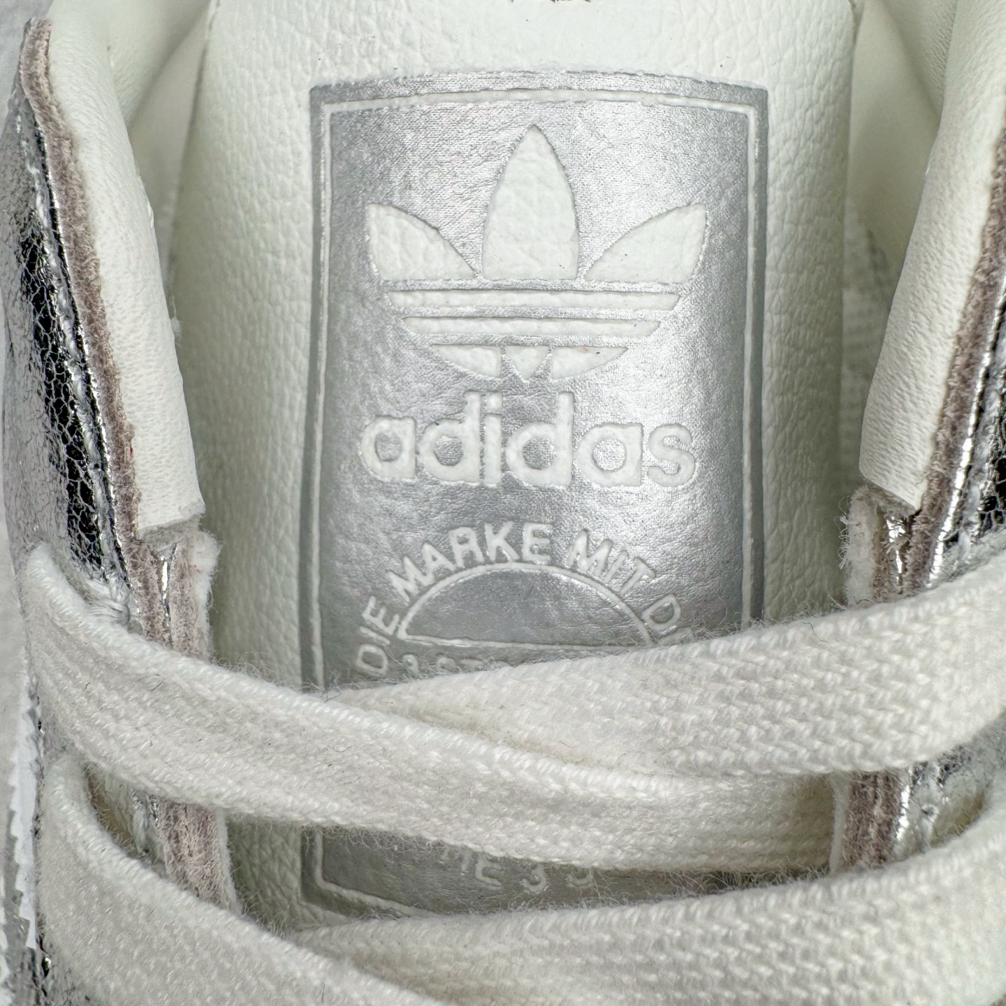 图片[11]-＃S2纯原 AD Original Samba OG 复古经典轻便板鞋 JR0035 市场最高版本 正确烫金高频细节 原装纳米超迁+原装头层皮料 独家私模橡胶大底 原盒原配 这款桑巴鞋展示了高质量的工艺 带有装饰的超锁缝制和无缝的手感 柔软、柔软的皮革造型和标志性的3条纹完成了精致的外观 正规合身鞋带 鞋面上有绒面鞋垫 橡胶鞋底 享受正畸套筒软感 自50年代首次亮相以来就一直在赢得粉丝的青睐 尺码：36 36.5 37.5 38 38.5 39 40 40.5 41 42 42.5 43 44 44.5 45-选品中心