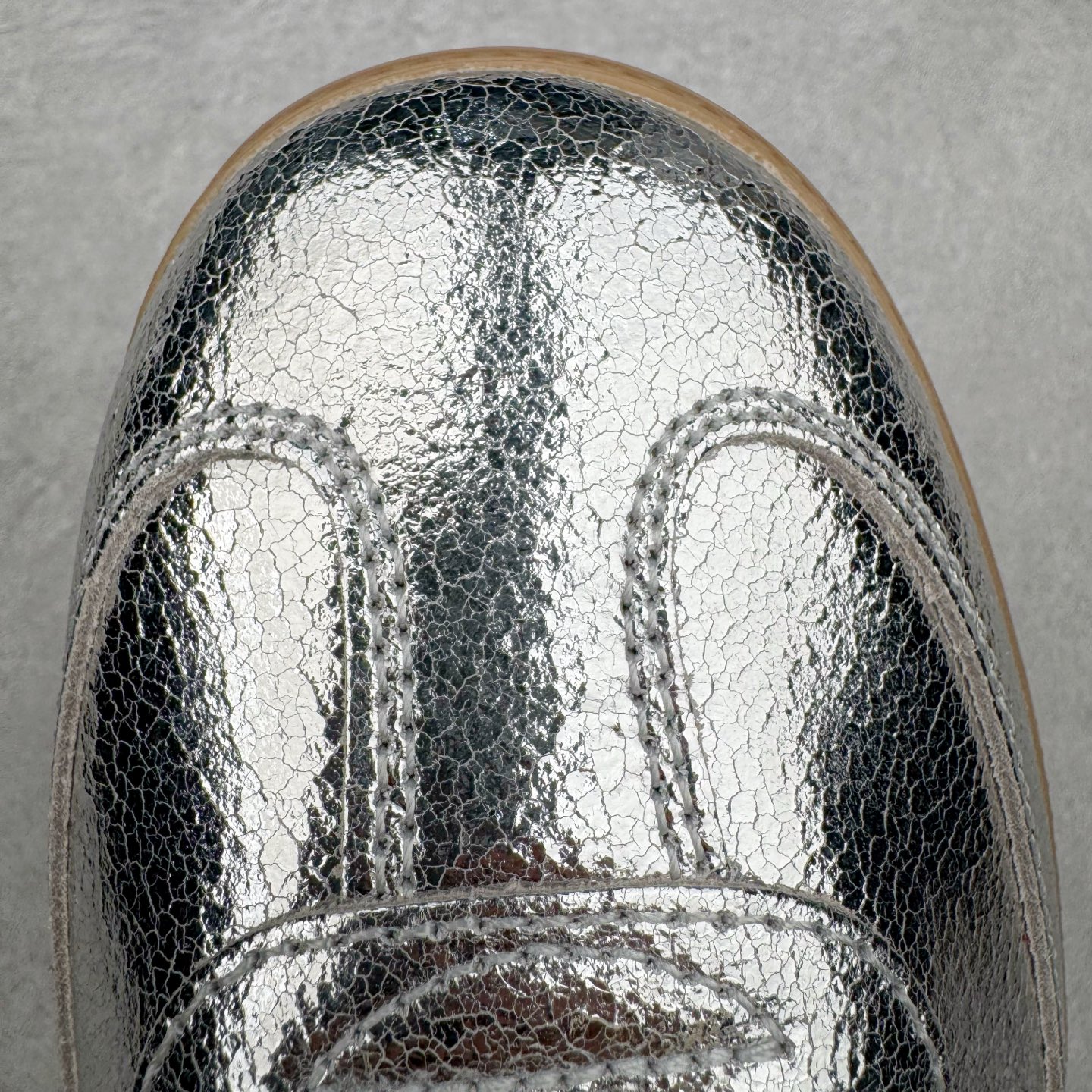 图片[15]-＃S2纯原 AD Original Samba OG 复古经典轻便板鞋 JR0035 市场最高版本 正确烫金高频细节 原装纳米超迁+原装头层皮料 独家私模橡胶大底 原盒原配 这款桑巴鞋展示了高质量的工艺 带有装饰的超锁缝制和无缝的手感 柔软、柔软的皮革造型和标志性的3条纹完成了精致的外观 正规合身鞋带 鞋面上有绒面鞋垫 橡胶鞋底 享受正畸套筒软感 自50年代首次亮相以来就一直在赢得粉丝的青睐 尺码：36 36.5 37.5 38 38.5 39 40 40.5 41 42 42.5 43 44 44.5 45-选品中心