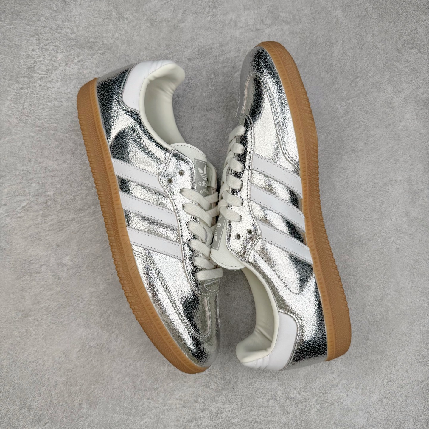 图片[3]-＃S2纯原 AD Original Samba OG 复古经典轻便板鞋 JR0035 市场最高版本 正确烫金高频细节 原装纳米超迁+原装头层皮料 独家私模橡胶大底 原盒原配 这款桑巴鞋展示了高质量的工艺 带有装饰的超锁缝制和无缝的手感 柔软、柔软的皮革造型和标志性的3条纹完成了精致的外观 正规合身鞋带 鞋面上有绒面鞋垫 橡胶鞋底 享受正畸套筒软感 自50年代首次亮相以来就一直在赢得粉丝的青睐 尺码：36 36.5 37.5 38 38.5 39 40 40.5 41 42 42.5 43 44 44.5 45-选品中心