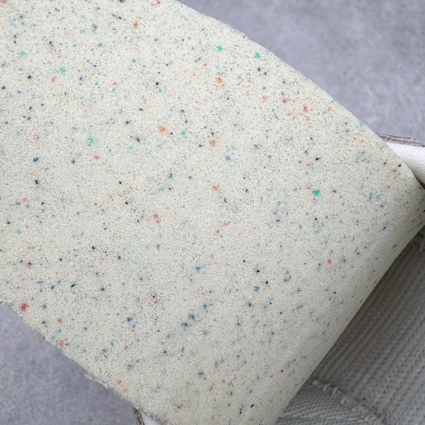 图片[17]-＃S2纯原 AD Original Samba OG 复古经典轻便板鞋 JR0035 市场最高版本 正确烫金高频细节 原装纳米超迁+原装头层皮料 独家私模橡胶大底 原盒原配 这款桑巴鞋展示了高质量的工艺 带有装饰的超锁缝制和无缝的手感 柔软、柔软的皮革造型和标志性的3条纹完成了精致的外观 正规合身鞋带 鞋面上有绒面鞋垫 橡胶鞋底 享受正畸套筒软感 自50年代首次亮相以来就一直在赢得粉丝的青睐 尺码：36 36.5 37.5 38 38.5 39 40 40.5 41 42 42.5 43 44 44.5 45-选品中心