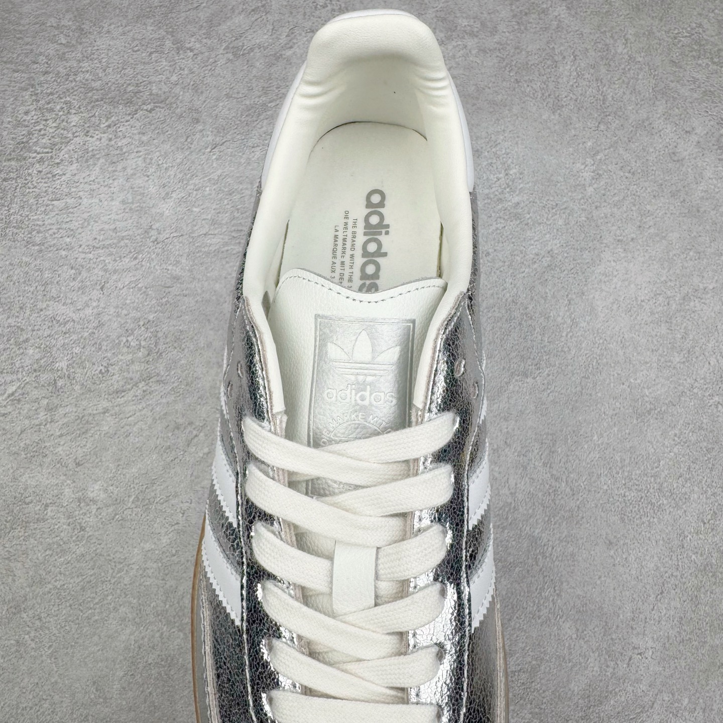 图片[5]-＃S2纯原 AD Original Samba OG 复古经典轻便板鞋 JR0035 市场最高版本 正确烫金高频细节 原装纳米超迁+原装头层皮料 独家私模橡胶大底 原盒原配 这款桑巴鞋展示了高质量的工艺 带有装饰的超锁缝制和无缝的手感 柔软、柔软的皮革造型和标志性的3条纹完成了精致的外观 正规合身鞋带 鞋面上有绒面鞋垫 橡胶鞋底 享受正畸套筒软感 自50年代首次亮相以来就一直在赢得粉丝的青睐 尺码：36 36.5 37.5 38 38.5 39 40 40.5 41 42 42.5 43 44 44.5 45-选品中心