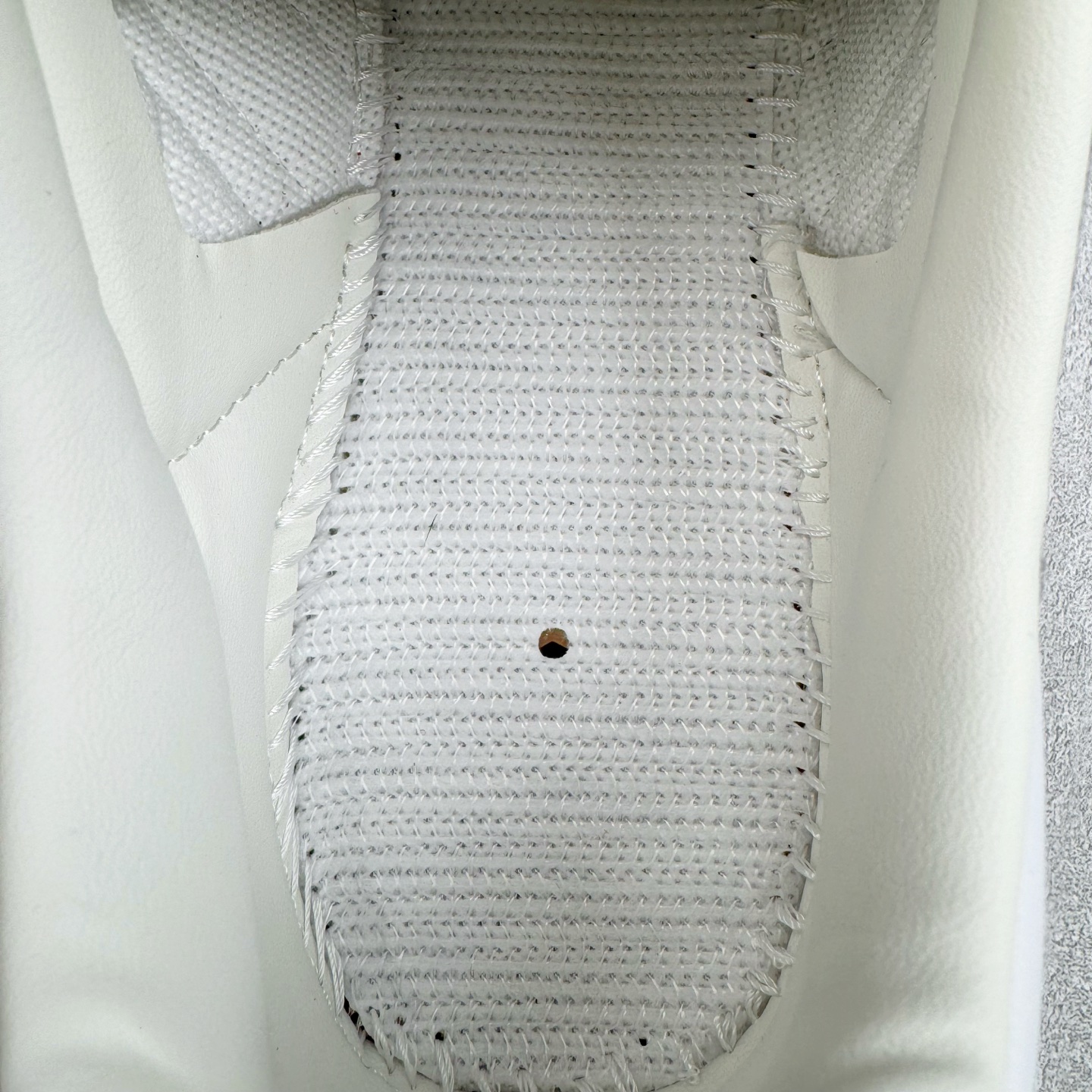 图片[18]-＃S2纯原 AD Original Samba OG 复古经典轻便板鞋 JR0035 市场最高版本 正确烫金高频细节 原装纳米超迁+原装头层皮料 独家私模橡胶大底 原盒原配 这款桑巴鞋展示了高质量的工艺 带有装饰的超锁缝制和无缝的手感 柔软、柔软的皮革造型和标志性的3条纹完成了精致的外观 正规合身鞋带 鞋面上有绒面鞋垫 橡胶鞋底 享受正畸套筒软感 自50年代首次亮相以来就一直在赢得粉丝的青睐 尺码：36 36.5 37.5 38 38.5 39 40 40.5 41 42 42.5 43 44 44.5 45-选品中心