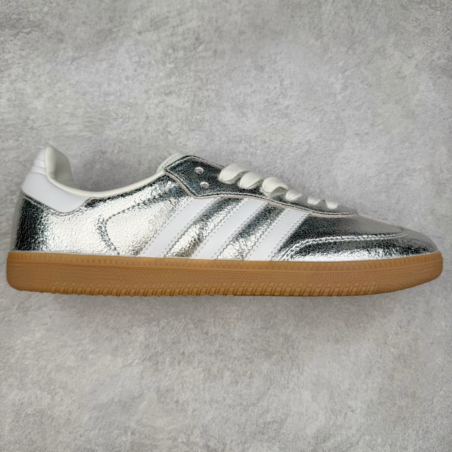 ＃S2纯原 AD Original Samba OG 复古经典轻便板鞋 JR0035 市场最高版本 正确烫金高频细节 原装纳米超迁+原装头层皮料 独家私模橡胶大底 原盒原配 这款桑巴鞋展示了高质量的工艺 带有装饰的超锁缝制和无缝的手感 柔软、柔软的皮革造型和标志性的3条纹完成了精致的外观 正规合身鞋带 鞋面上有绒面鞋垫 橡胶鞋底 享受正畸套筒软感 自50年代首次亮相以来就一直在赢得粉丝的青睐 尺码：36 36.5 37.5 38 38.5 39 40 40.5 41 42 42.5 43 44 44.5 45-选品中心